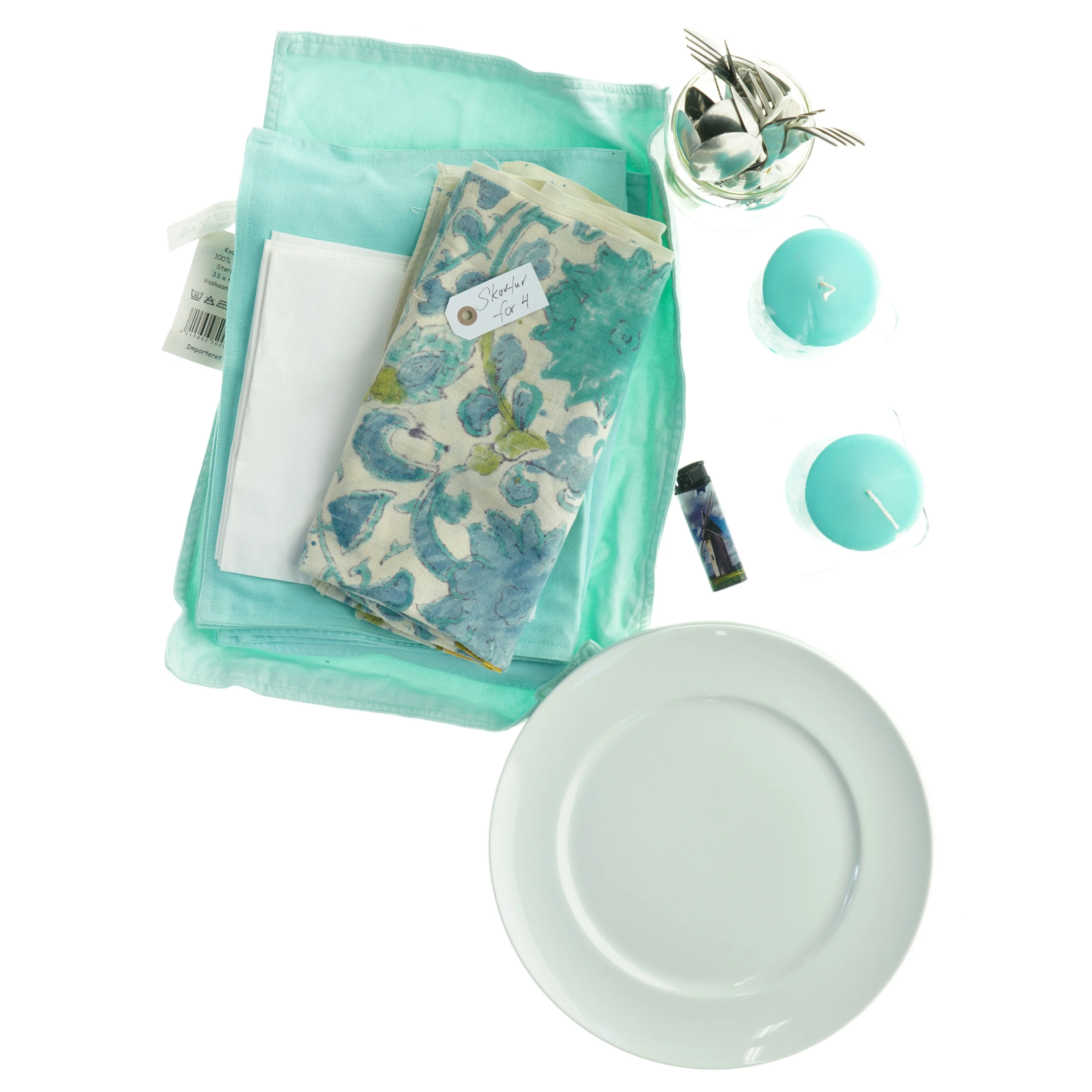 Duge og servietter med keramiktallerkner og bestik (str. 39 x 29 x 14 cm)