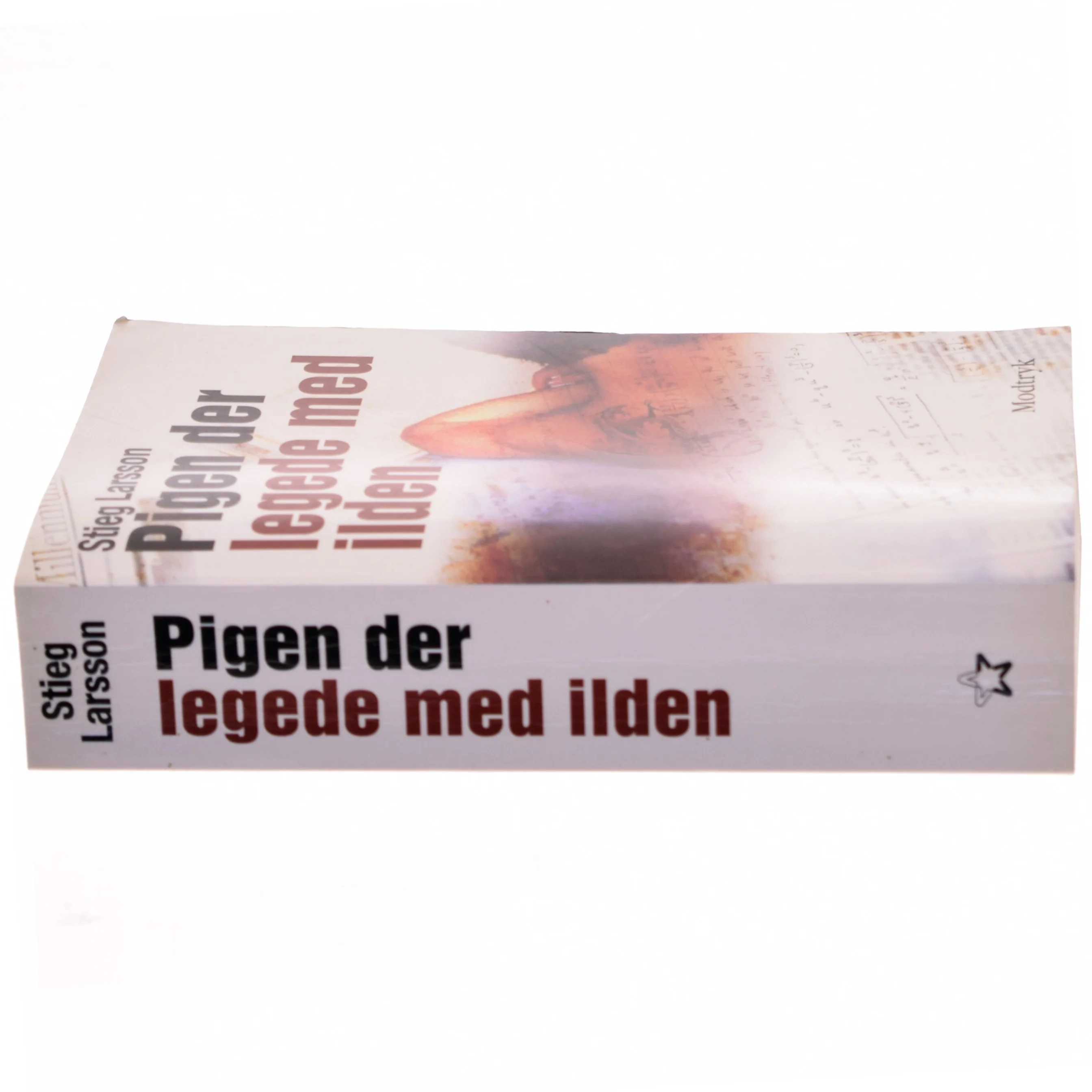 Pigen Der Legede Med Ilden (Millennium, 2. Bind) af Stieg Larsson (Bog)