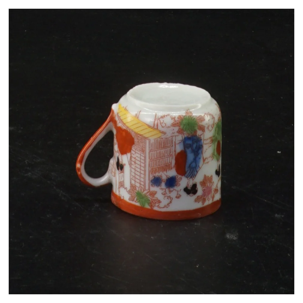 Keramikkrus med asiatisk inspireret dekoration (str. 6 x 4,5 x 4,5 cm)