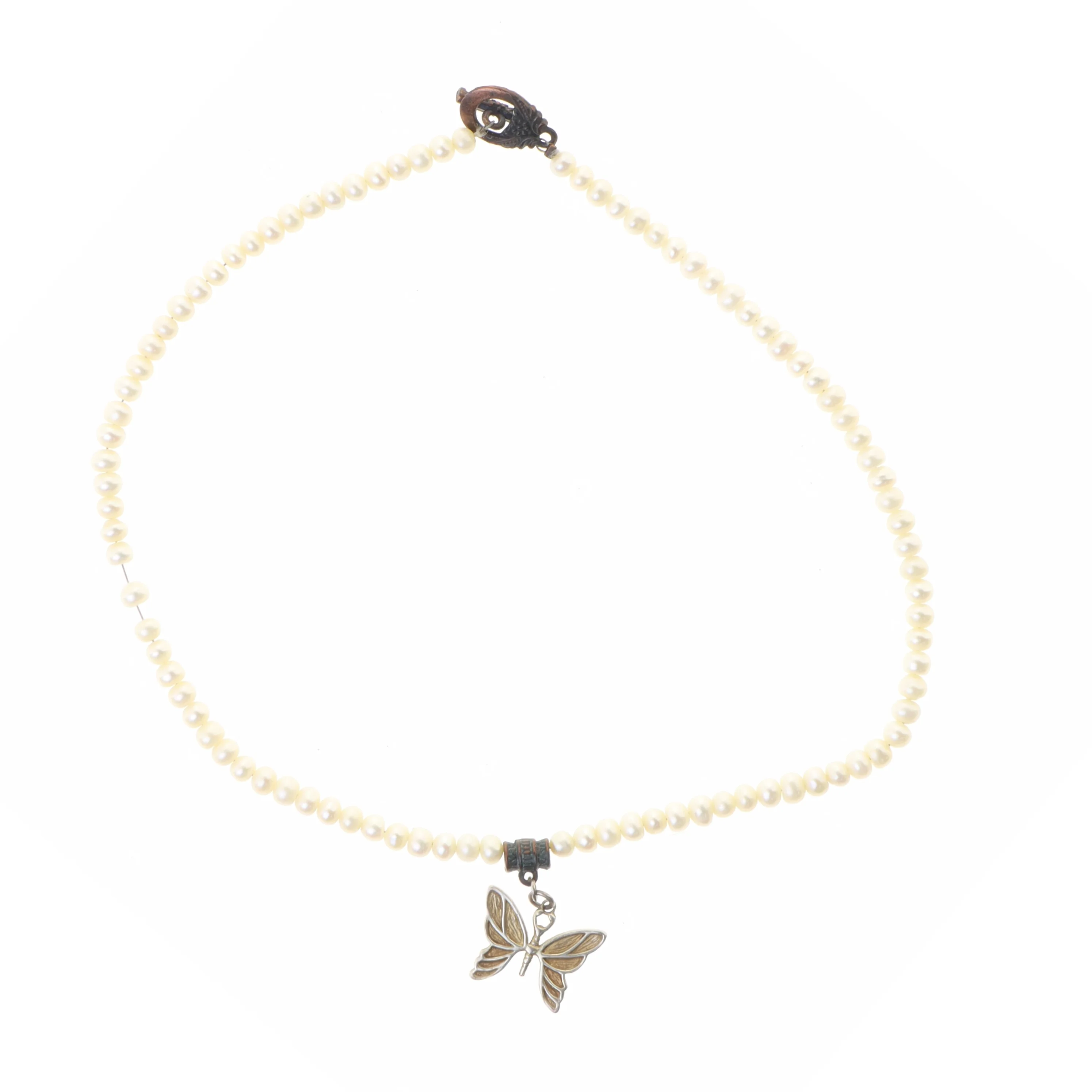 Perlehalskæde med sommerfuglevedhæng (str. Kæde 41 cm)