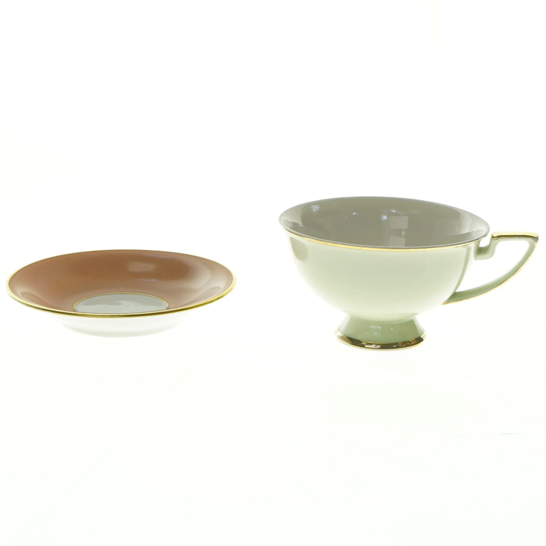 Porcelænskop med underkop fra Kjøbenshavn Porcellains Maleri (str. Kop 12 x 10 x 5,5 cm underkop 11,5 x 2 cm)