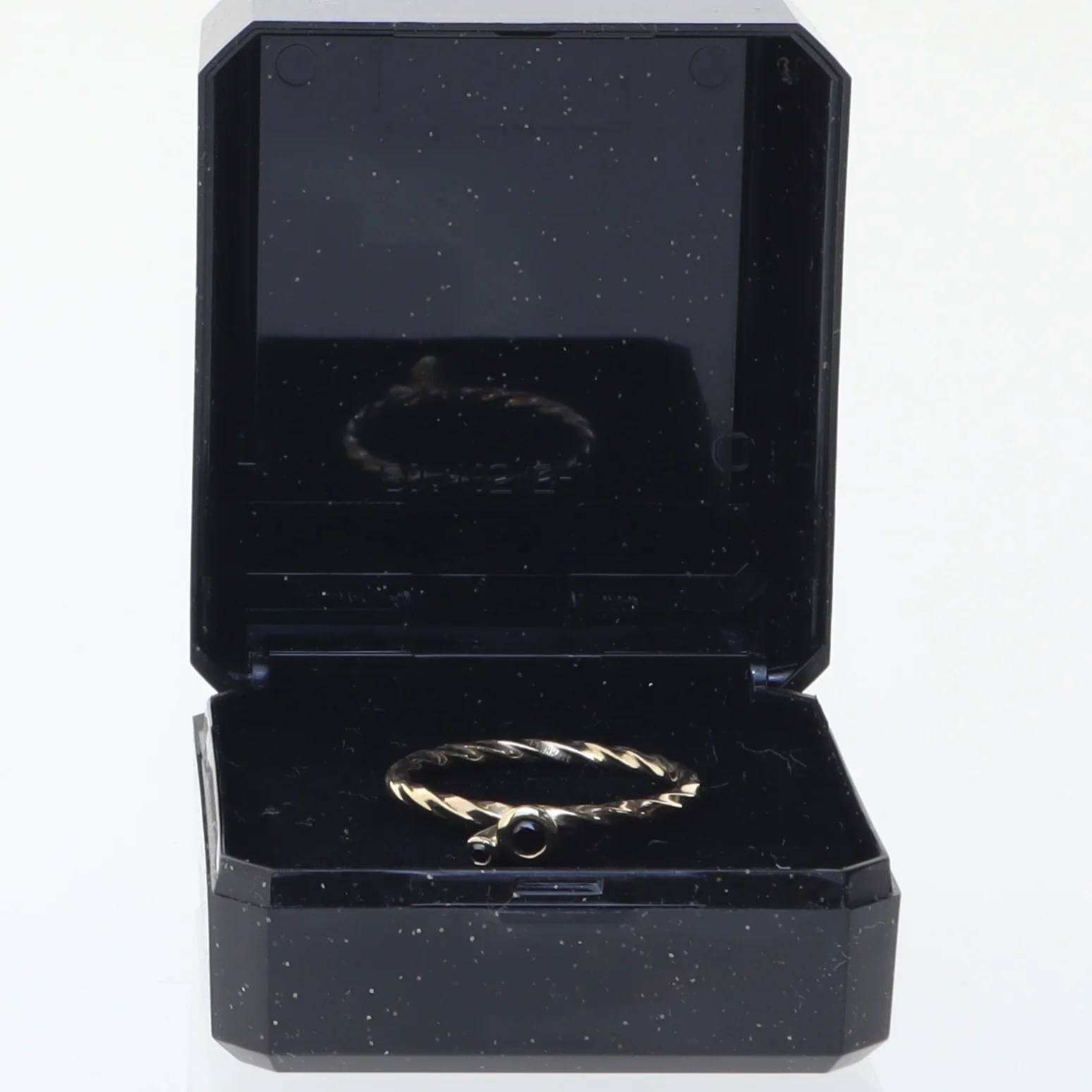 Guldring 333 8 karat med sorte sten fra Finn Johansson (str. 57 mm)