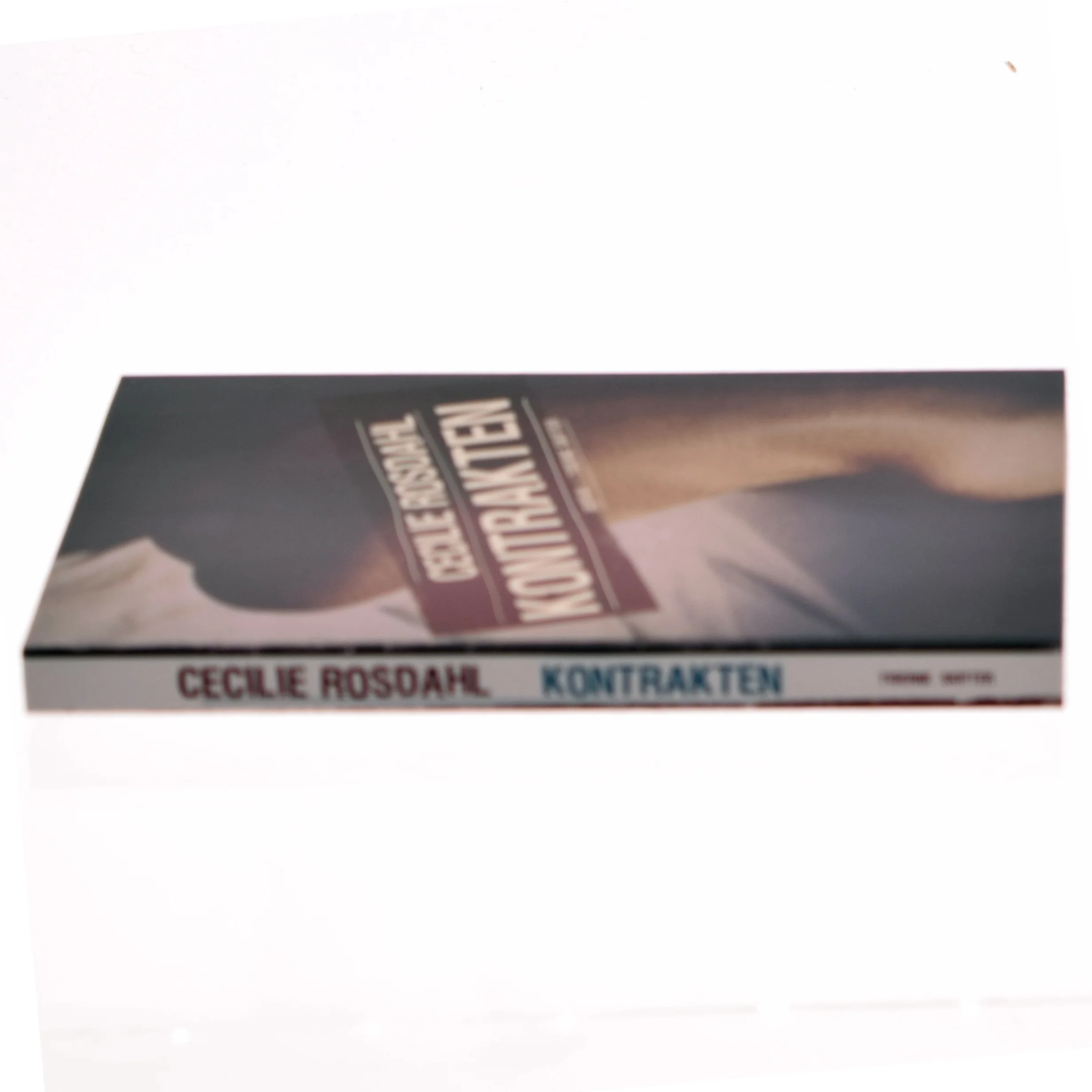 Kontrakten : roman af Cecilie Rosdahl (Bog)