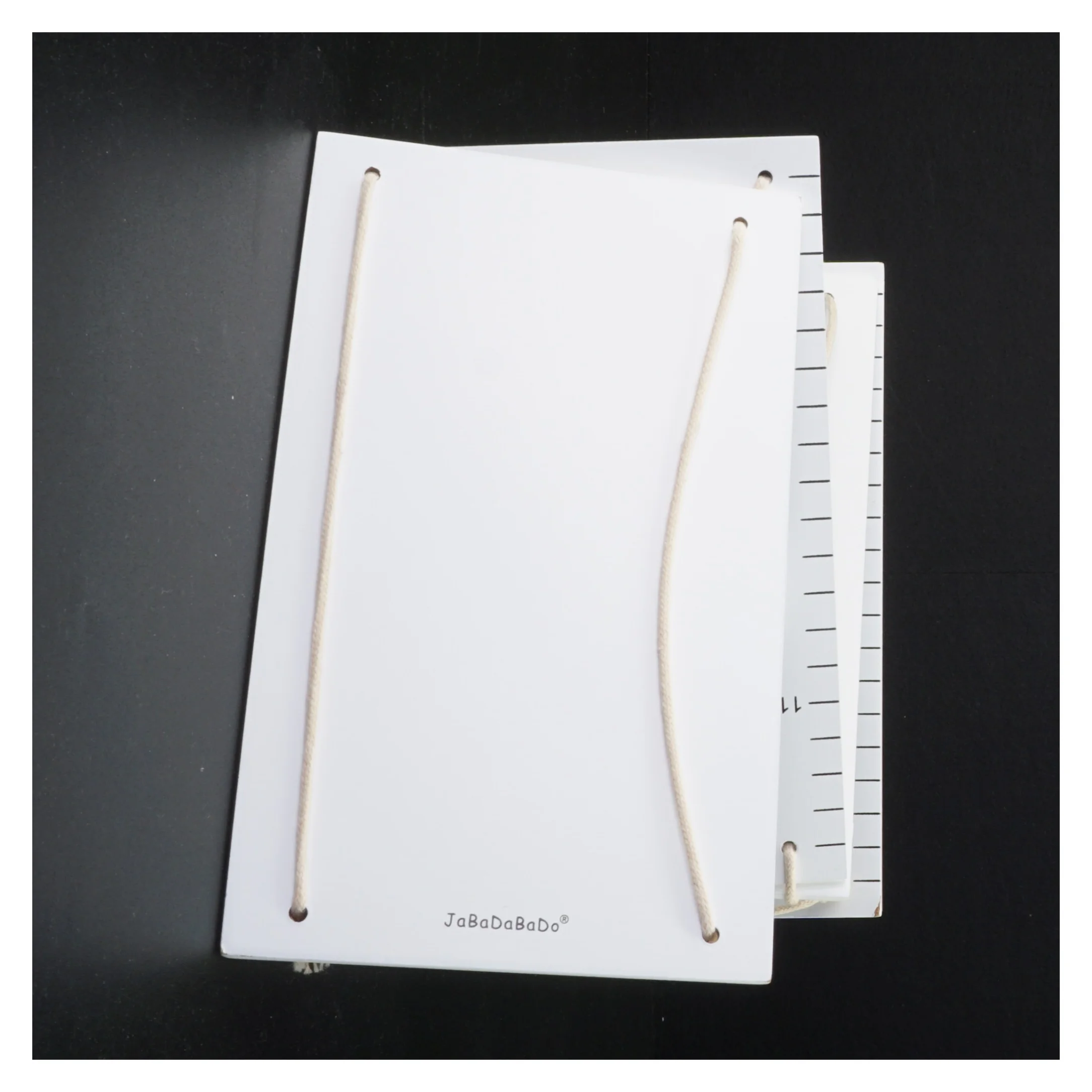 Børne vækstmåler fra Jabadabado (str. Selve pladerne er 80 x 12 cm)