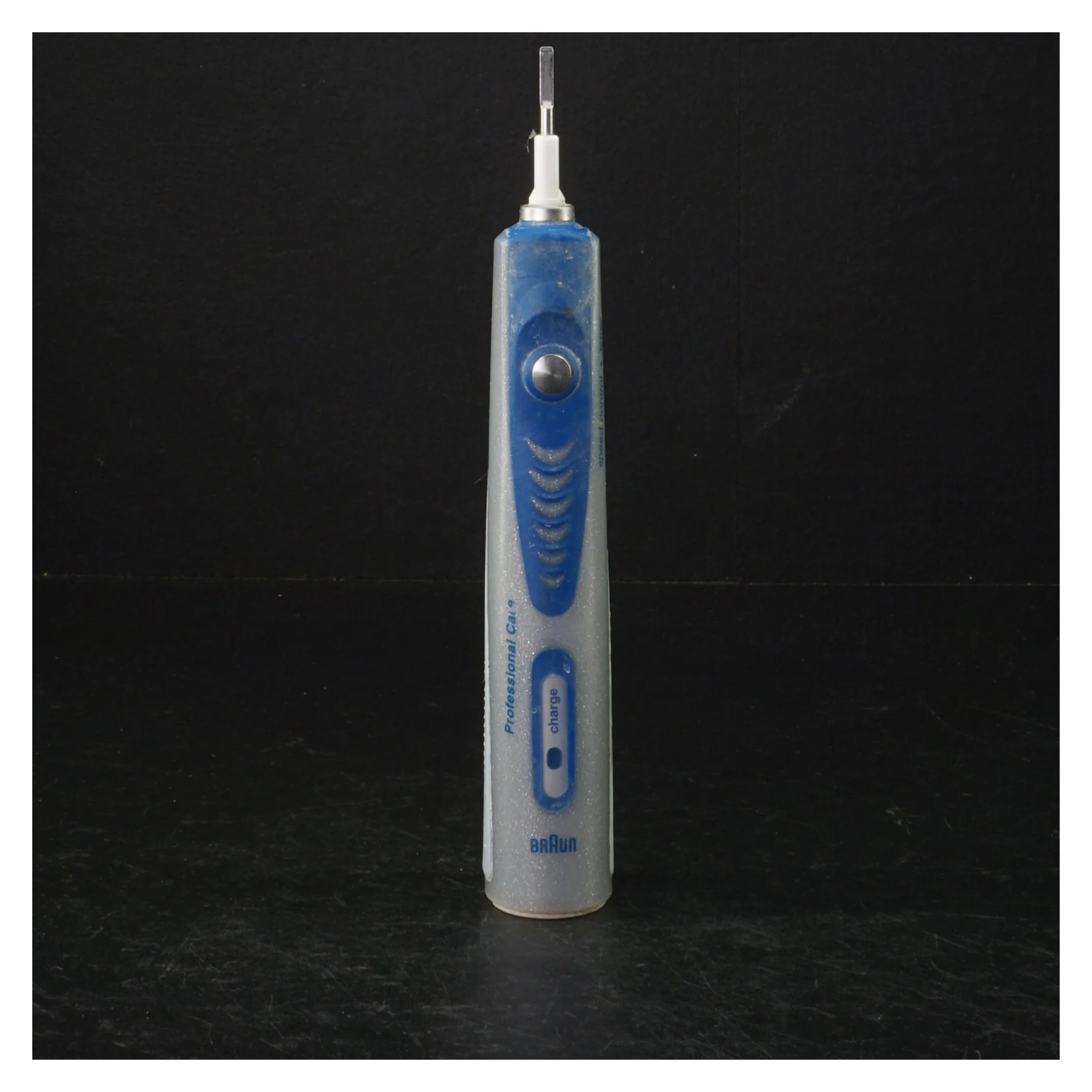 Elektrisk tandbørste med oplader fra Braun