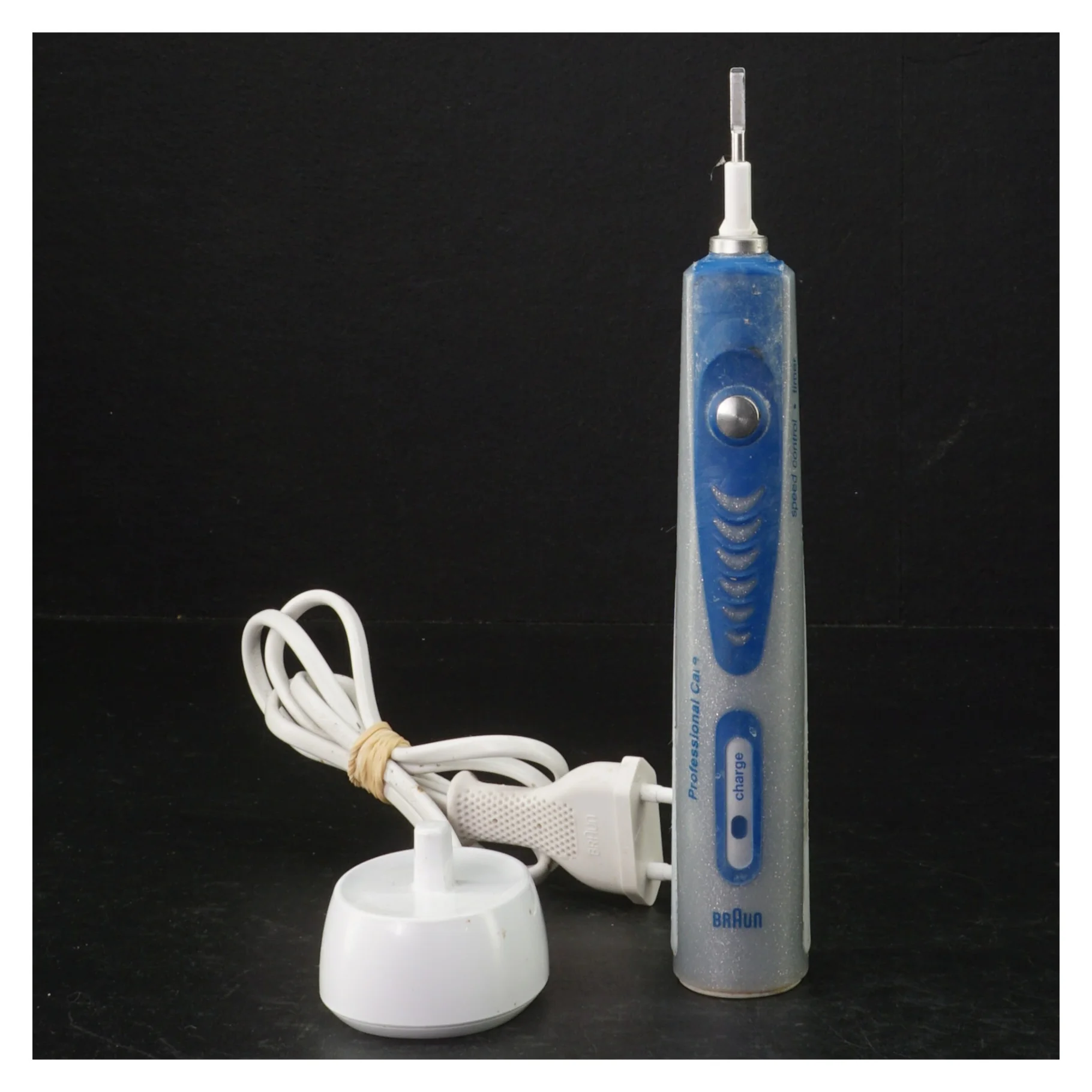 Elektrisk tandbørste med oplader fra Braun