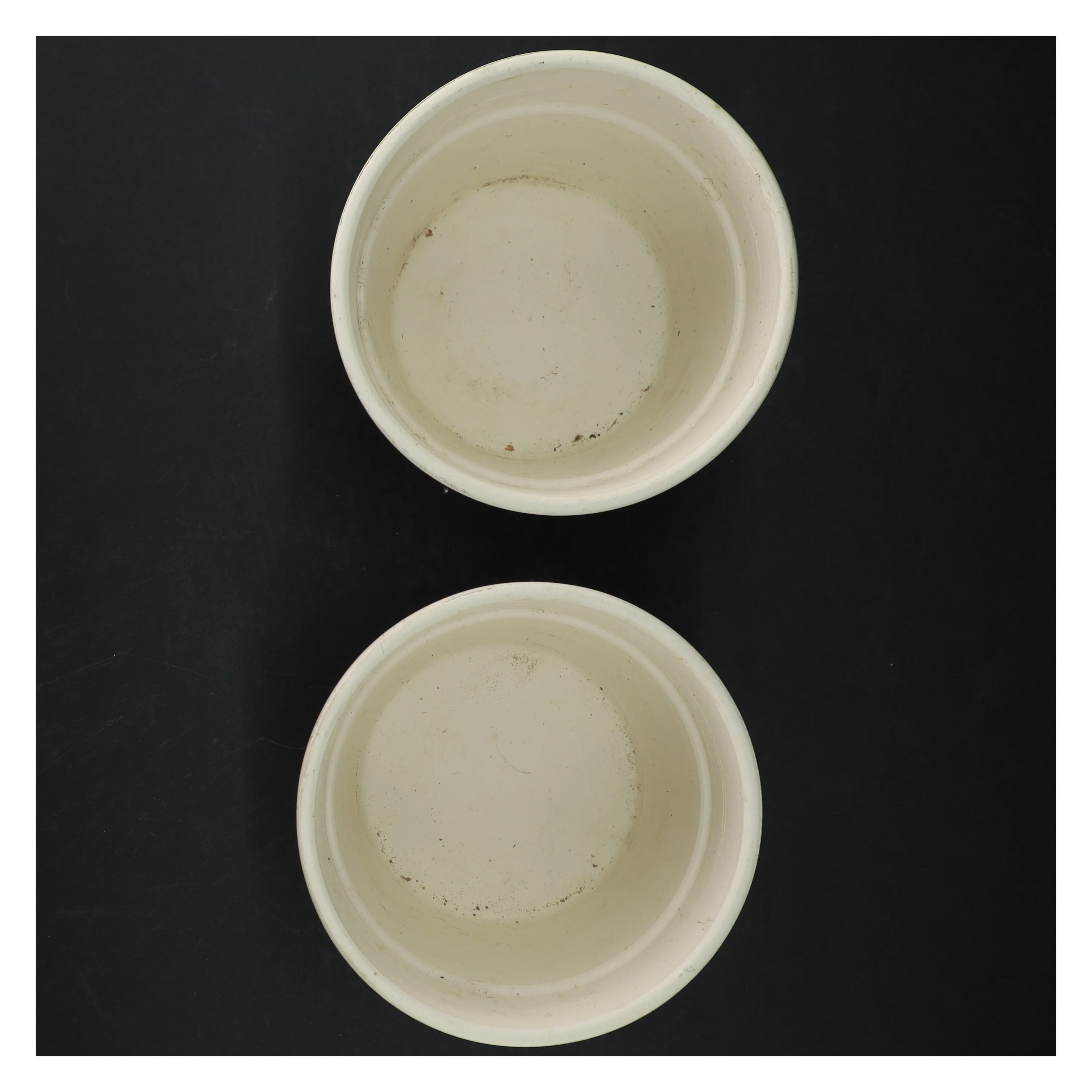 To hvide blomsterpotter med hænger (str. Ø. 13,5 cm)