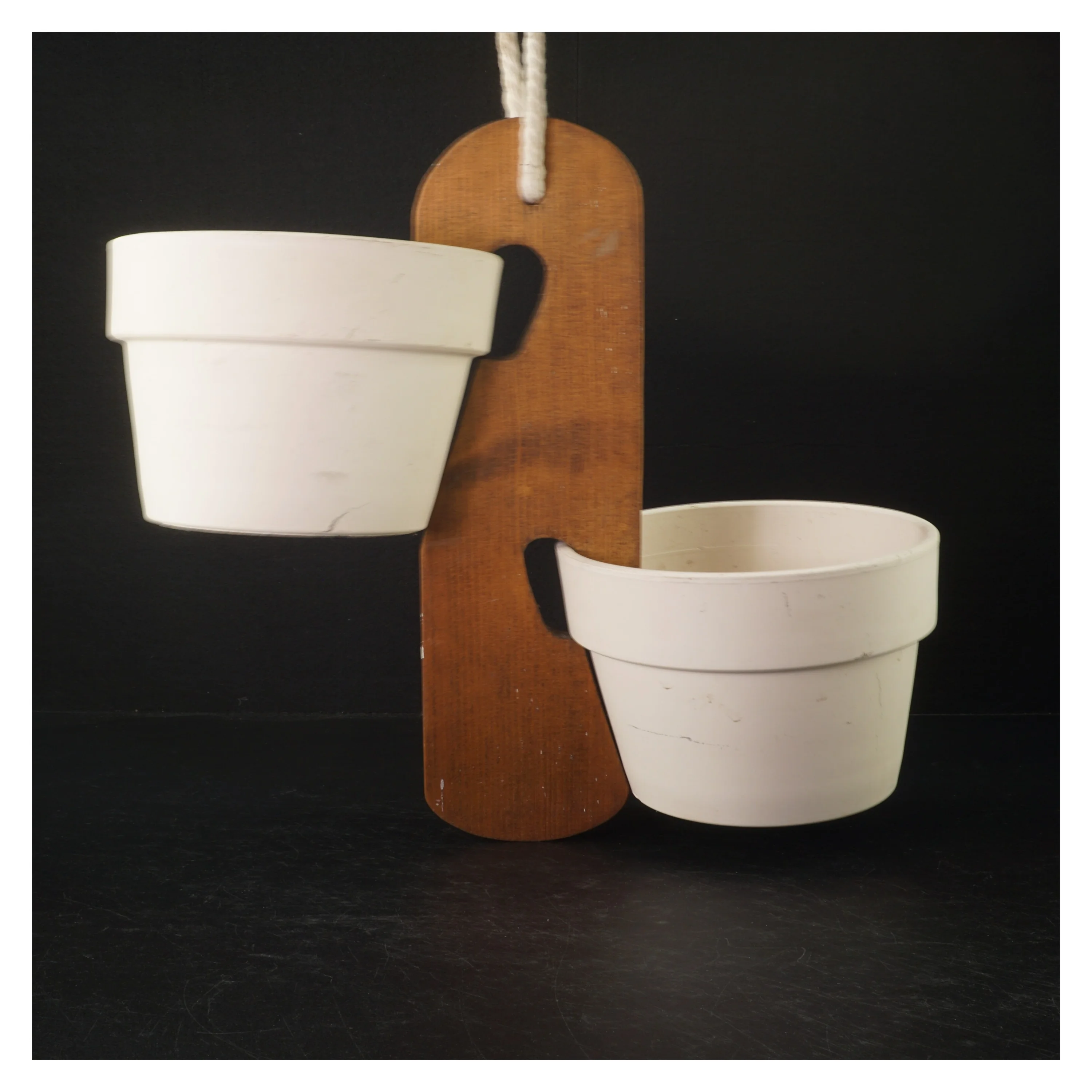 To hvide blomsterpotter med hænger (str. Ø. 13,5 cm)