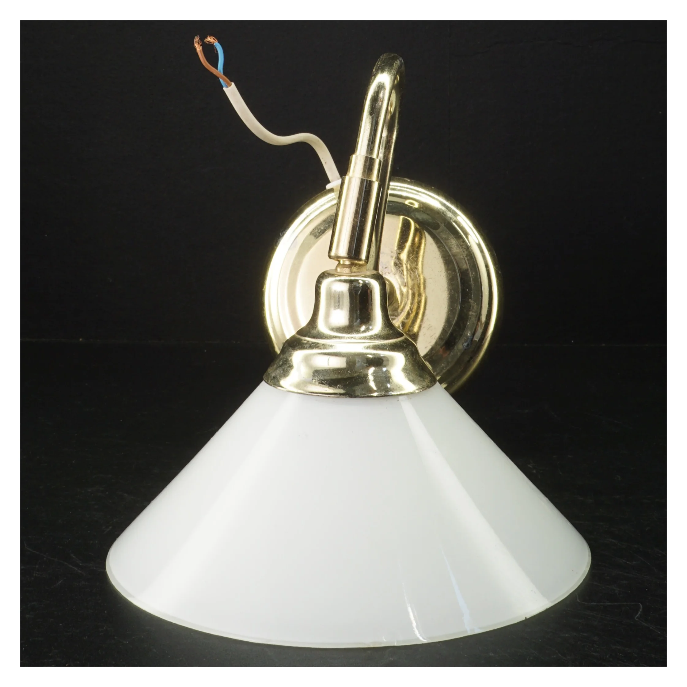 V&aelig;glampe med opalglas fra IKEA