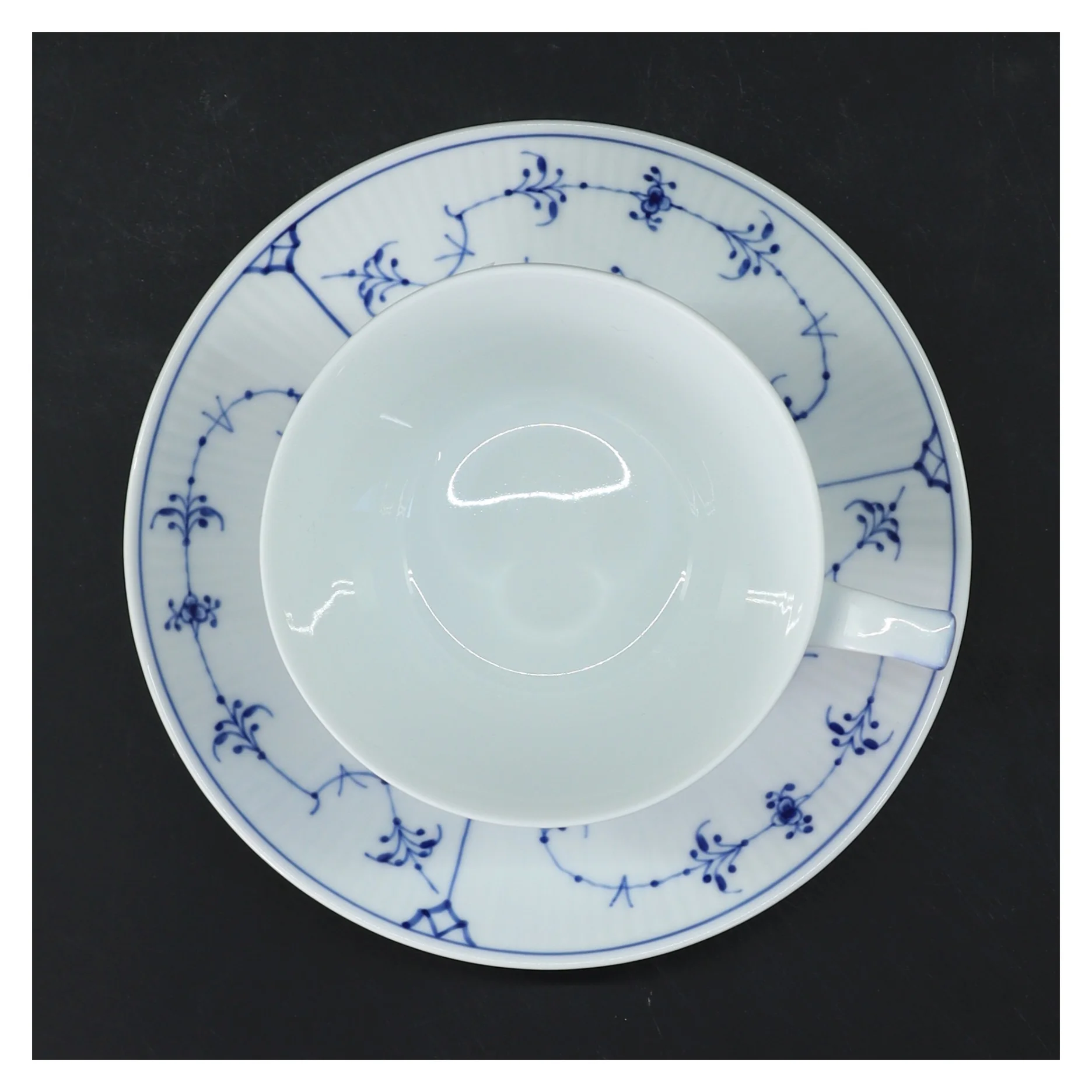 Kop og underkop, musselmalet, fra Royal Copenhagen (str. Ø 10 & 16 cm)