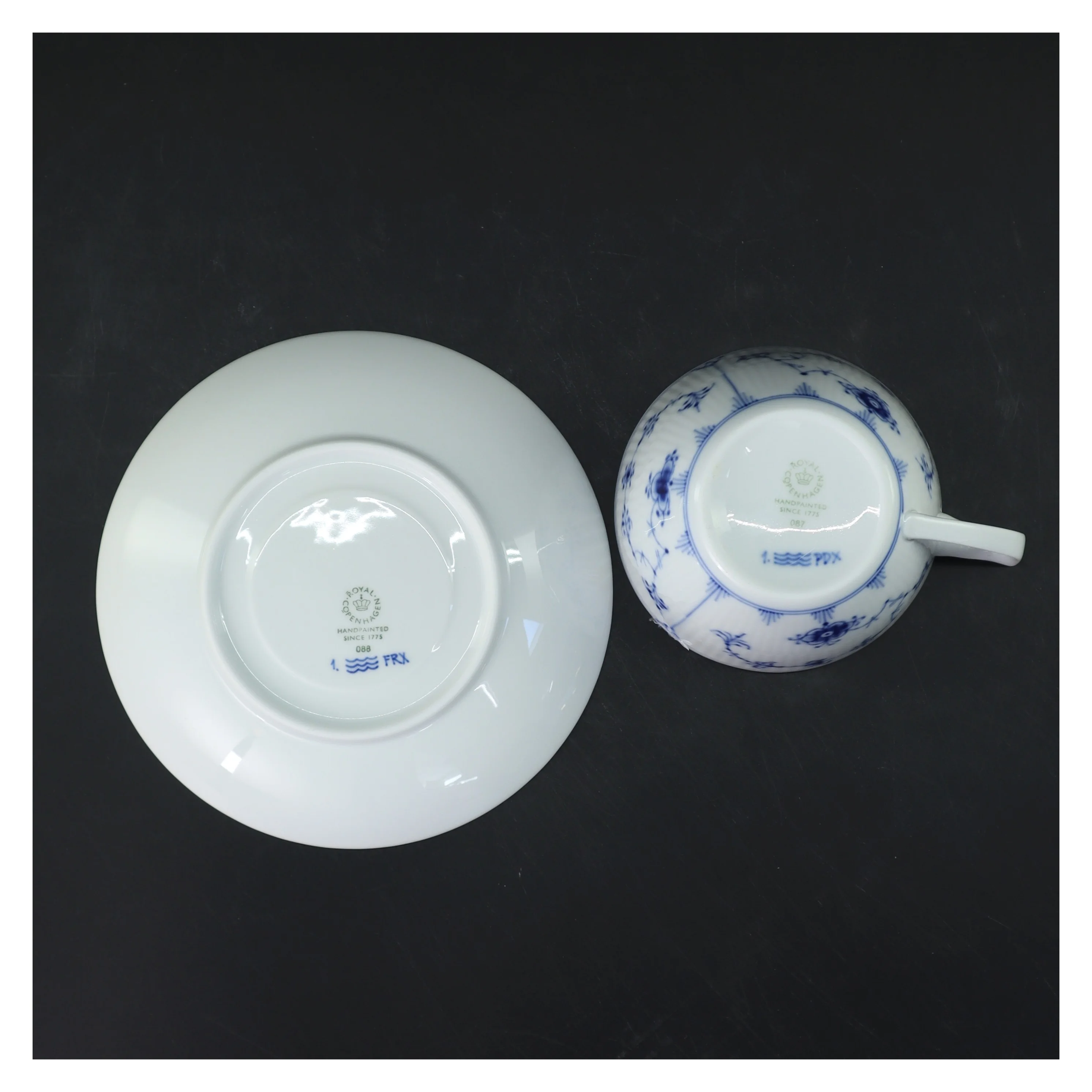 Kop og underkop, musselmalet, fra Royal Copenhagen (str. Ø 10 & 16 cm)