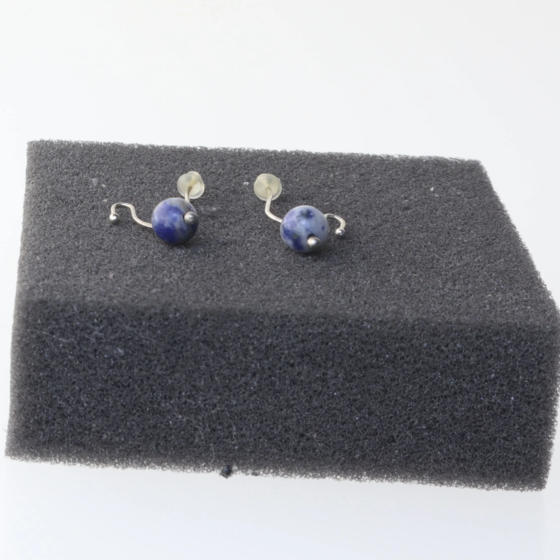 Sølv øreringe med blå kugler (str. 30 mm)