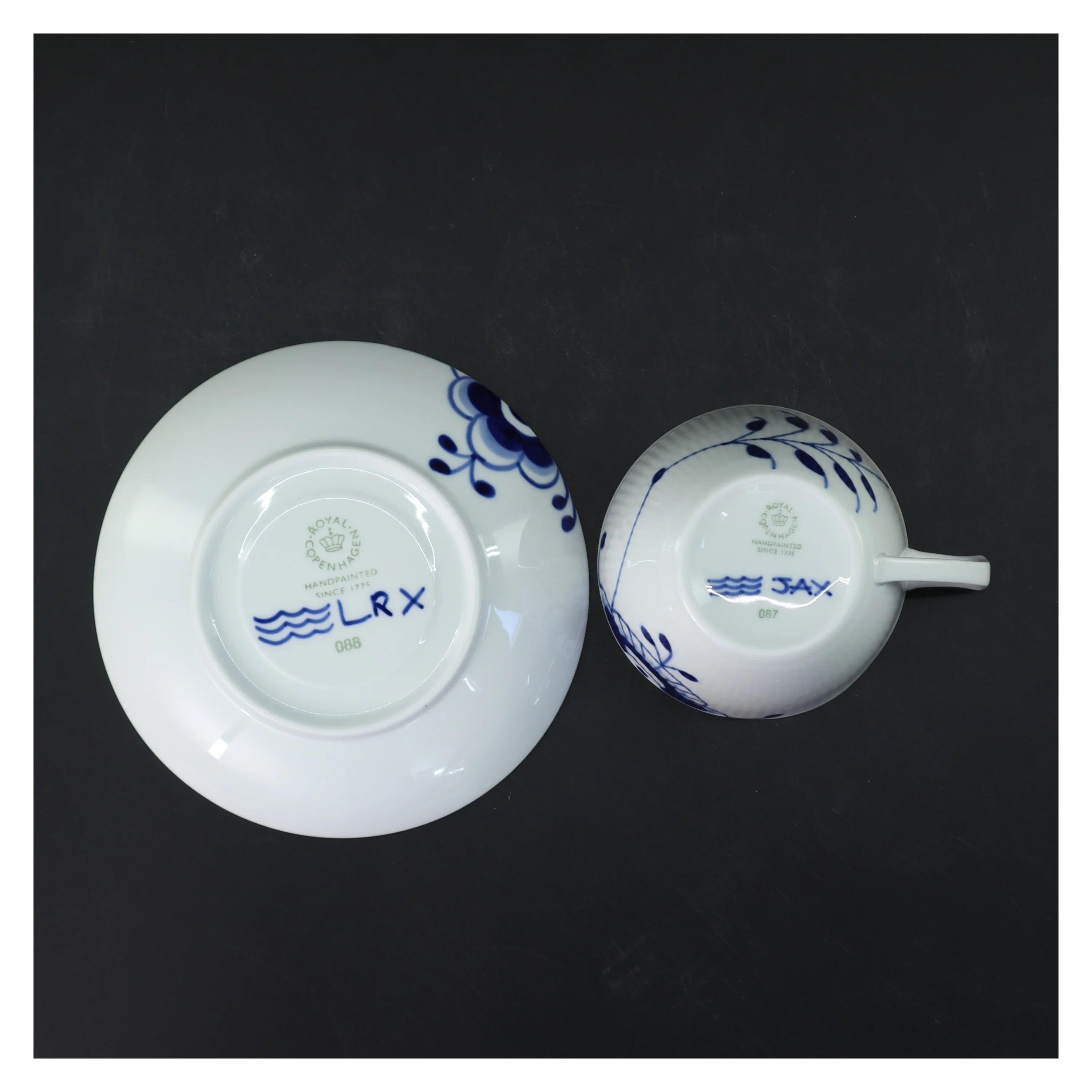 Mega mussel porcelæns tekop og underkop fra Royal Copenhagen (str. Ø 10 & 16 cm)