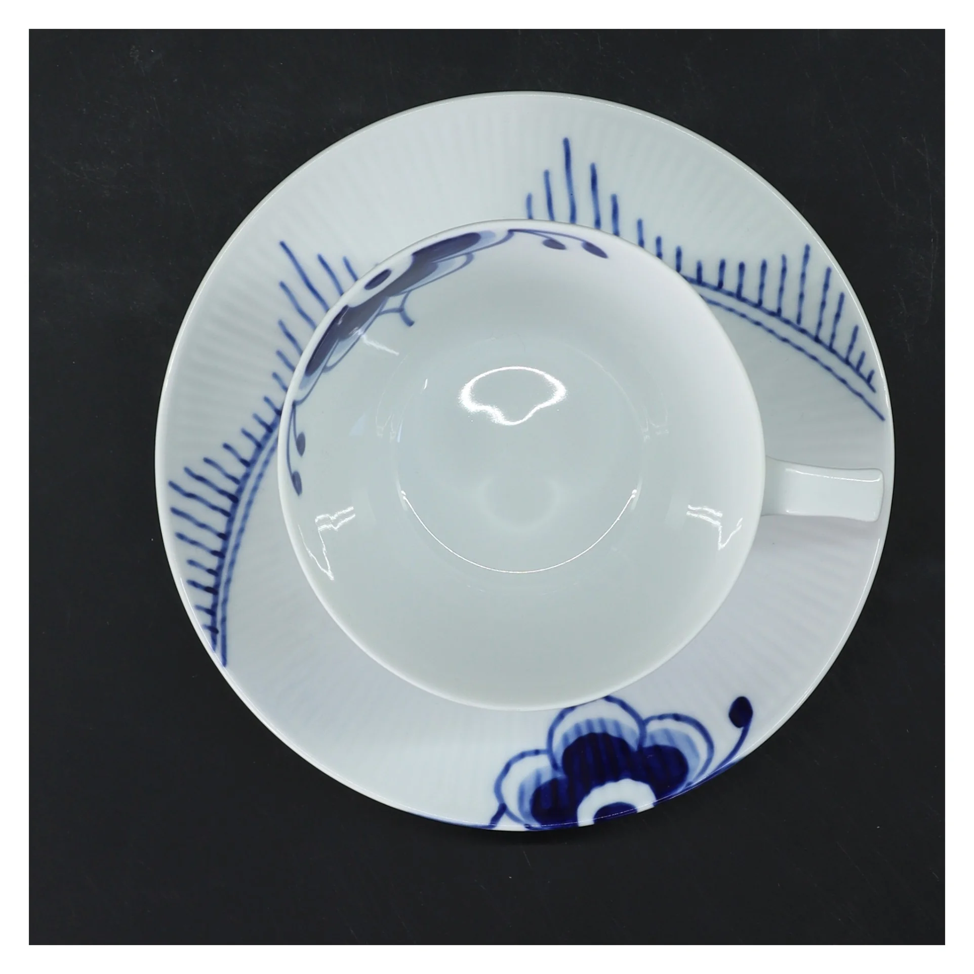 Mega mussel porcelæns tekop og underkop fra Royal Copenhagen (str. Ø 10 & 16 cm)