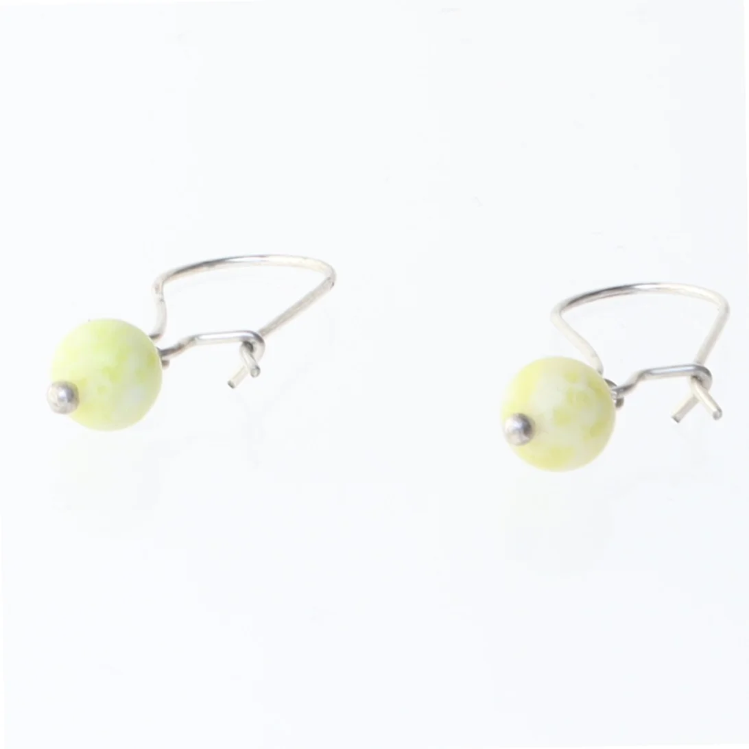 Enkle hængeøreringe med lysegule perler (str. 3,5 cm)