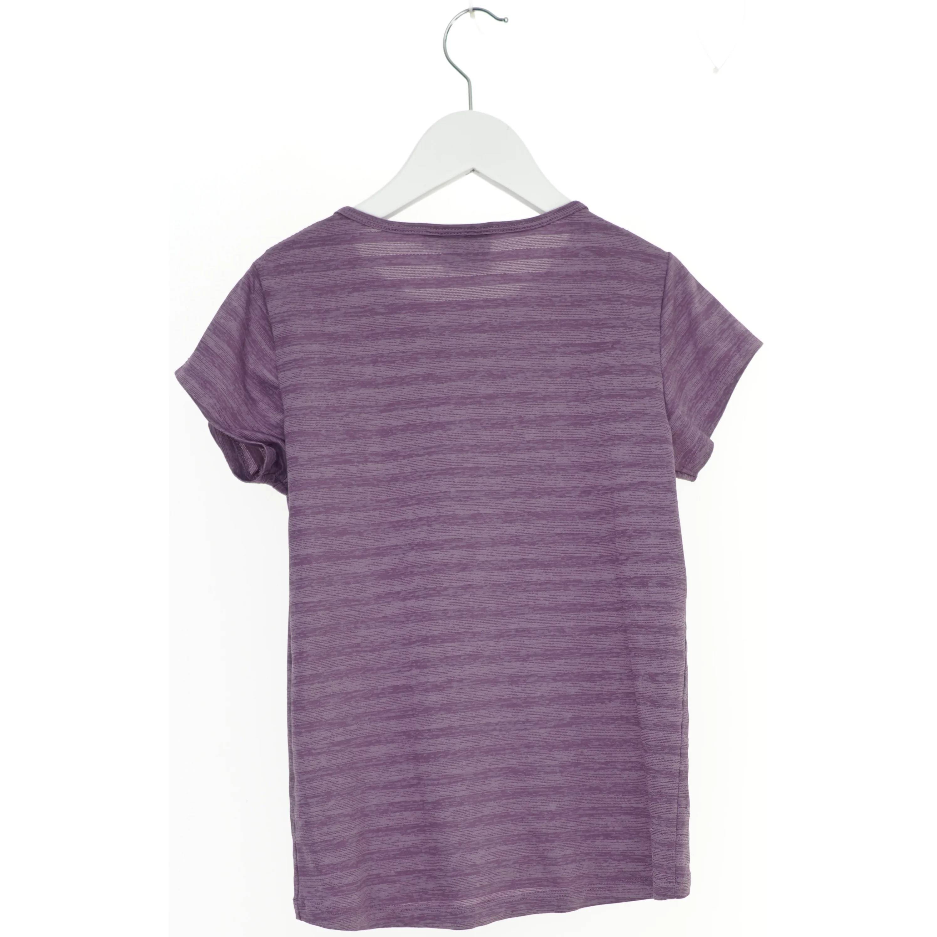 Lilla T-shirt til børn fra Hummel (str. 140)