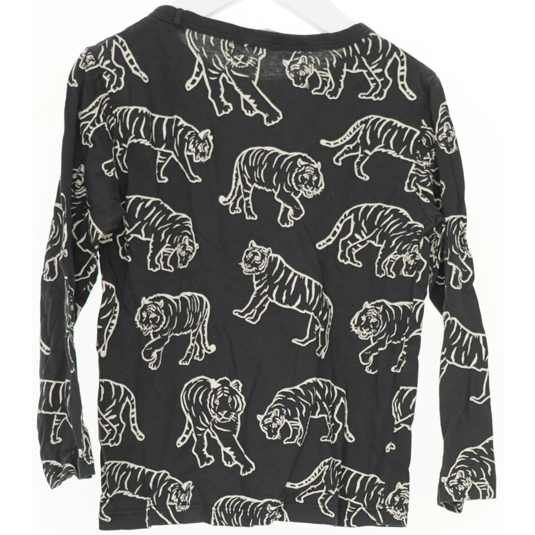 Langærmet trøje med tigerprint fra H&M (str. 104)