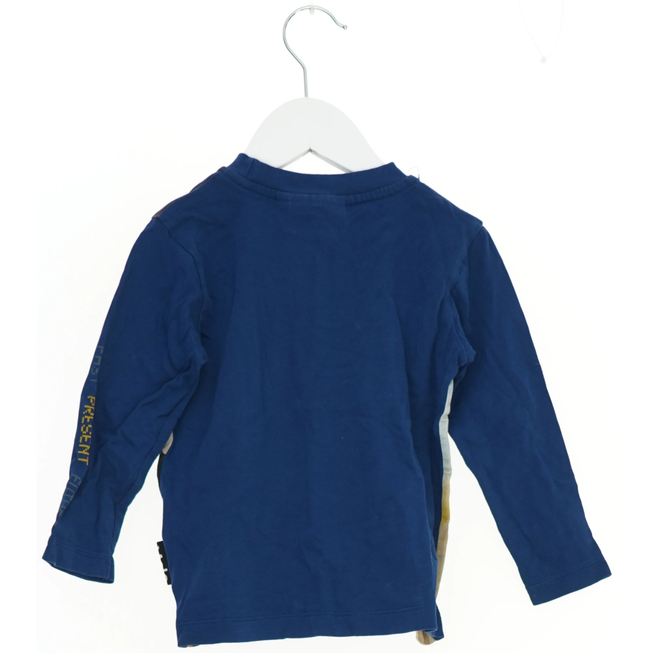 Langærmet bluse med bymotiv fra Molo (str. 92)