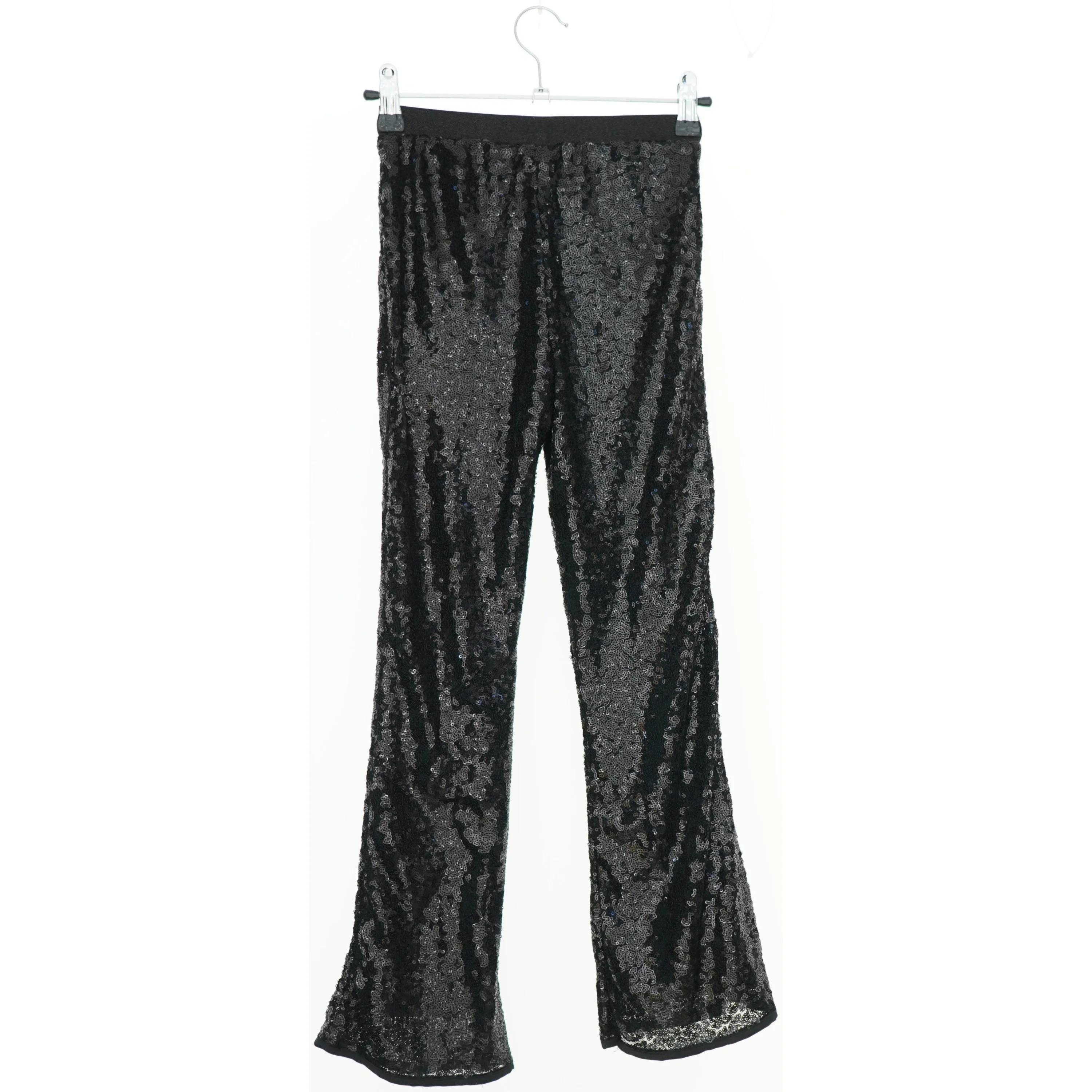 Glitrende sortbukser fra H&M (str. 134)