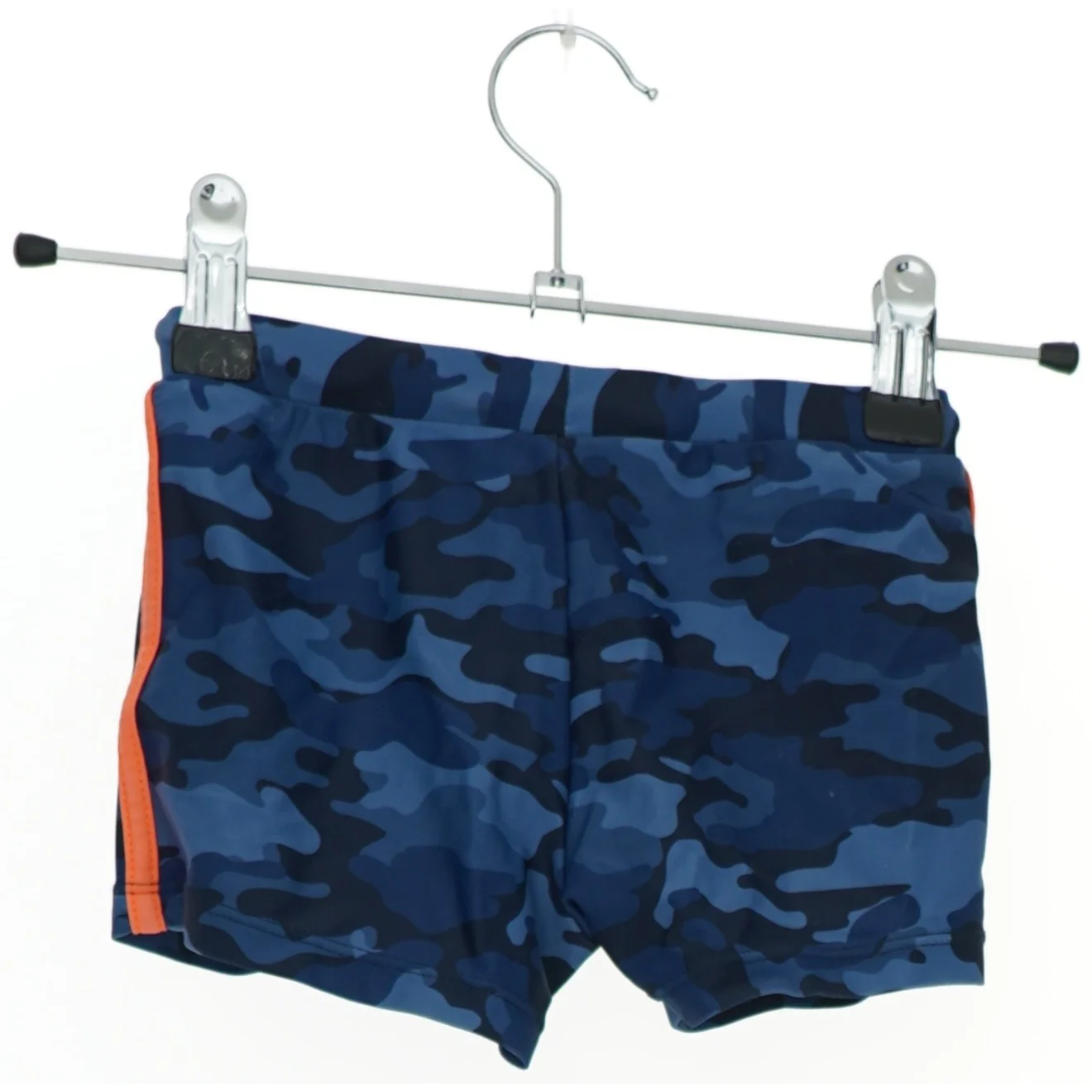 Camo badebukser med orange detaljer fra We Surf Club (str. 104)