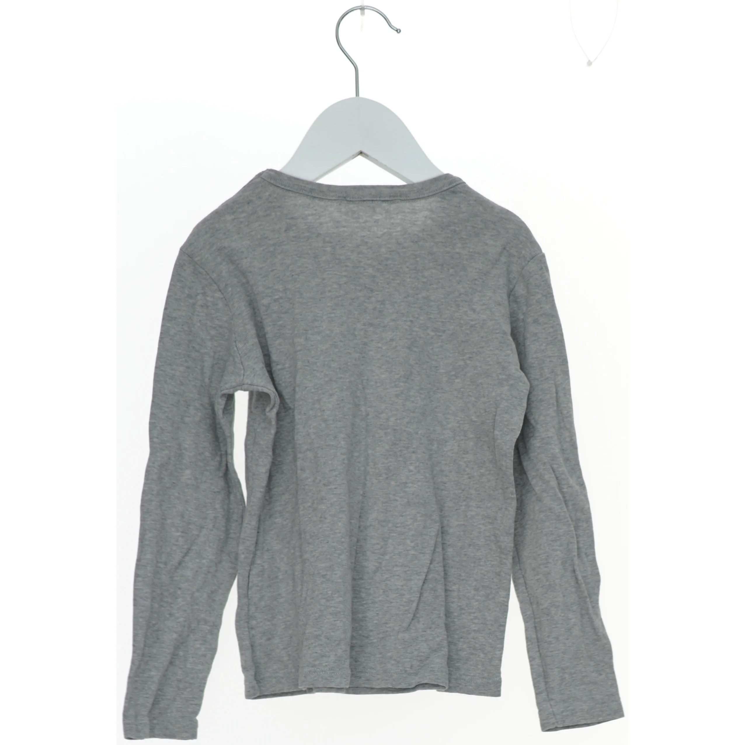 Langærmet grå trøje fra Sisley (str. 122)