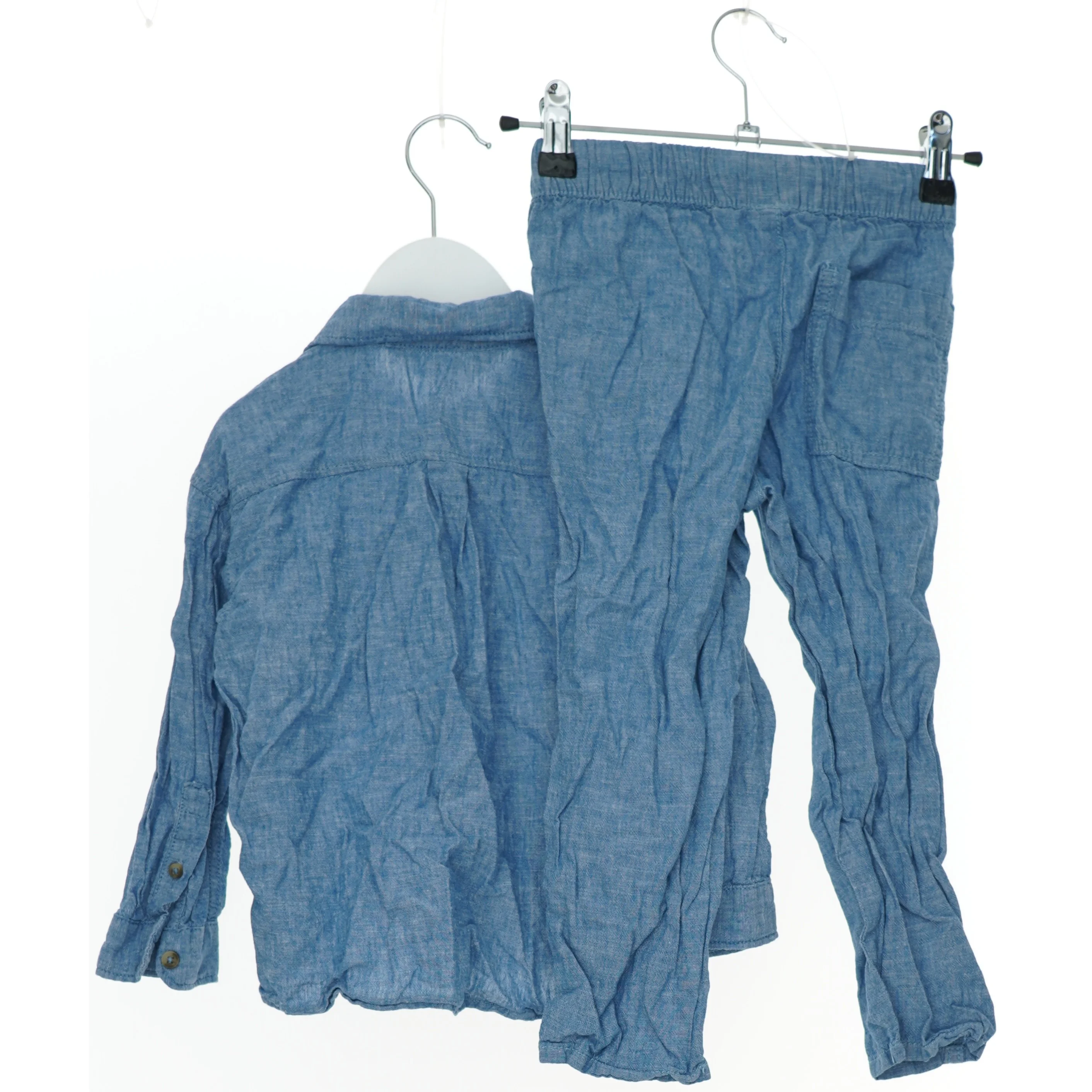 Blåt sæt med skjorte og bukser fra H&M (str. 104)