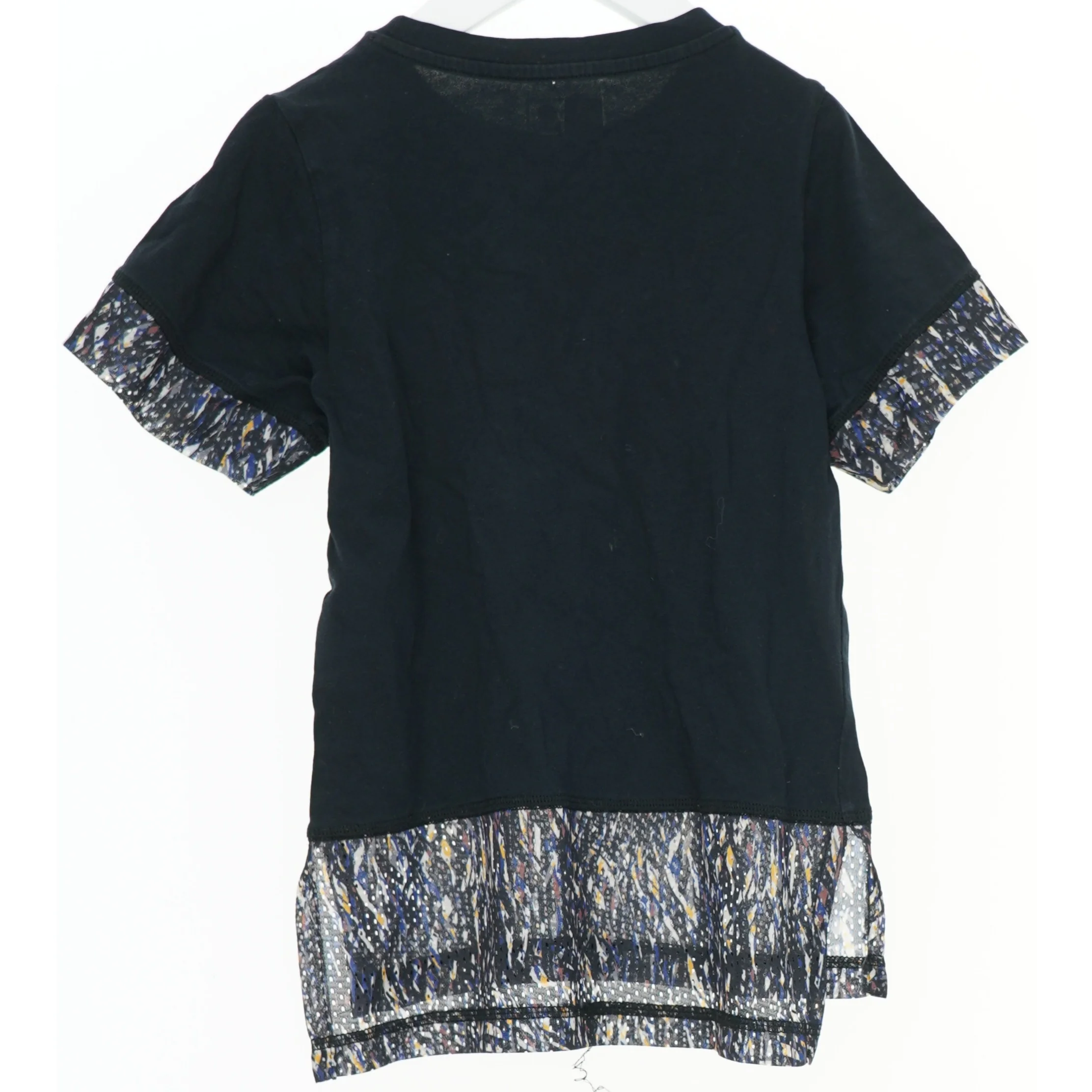 Sort T-shirt med mønsterdetaljer fra Hummel (str. 116)