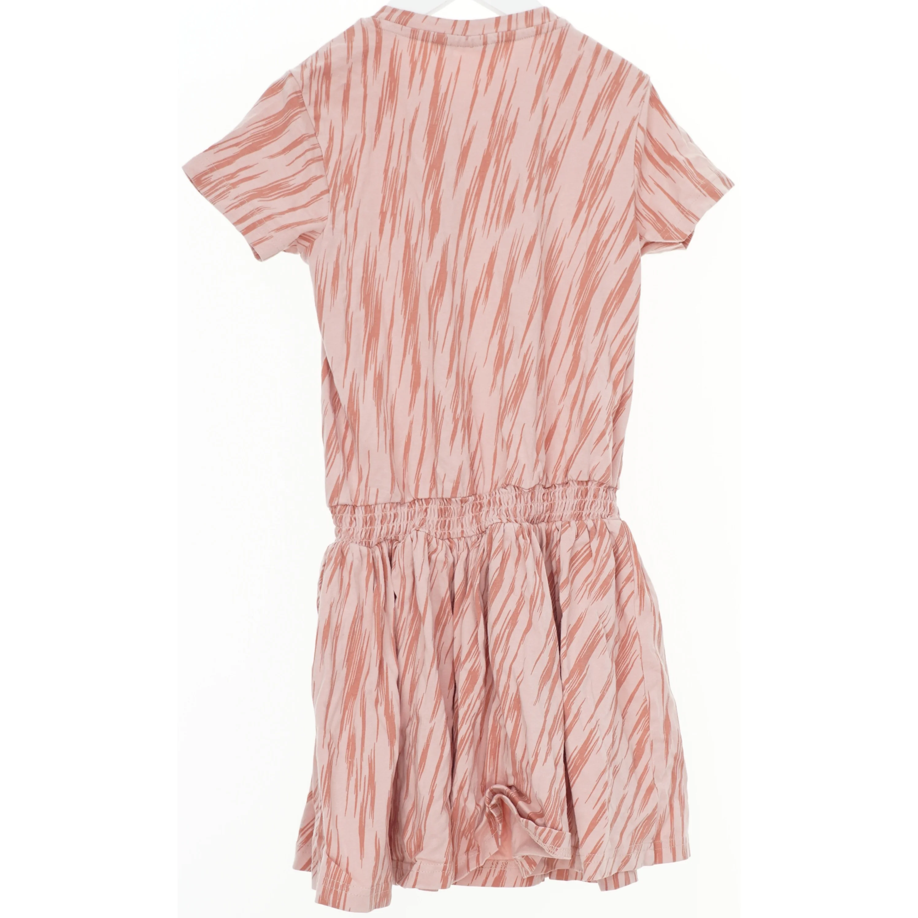 Kortærmet dragt med mønster fra Hummel (str. 122)