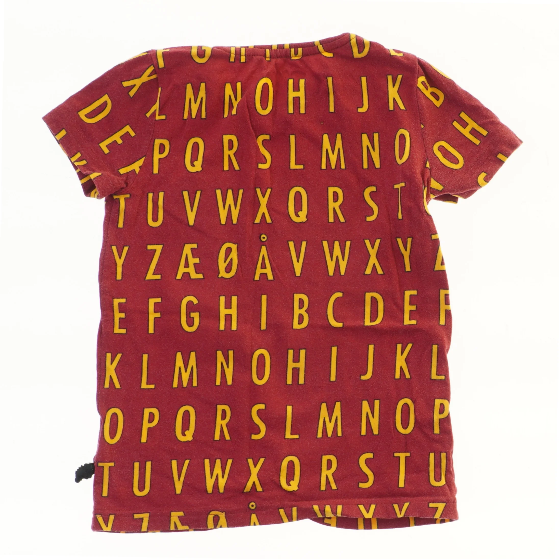 Rød t-shirt med alfabet fra Ramasjang (str. 98)