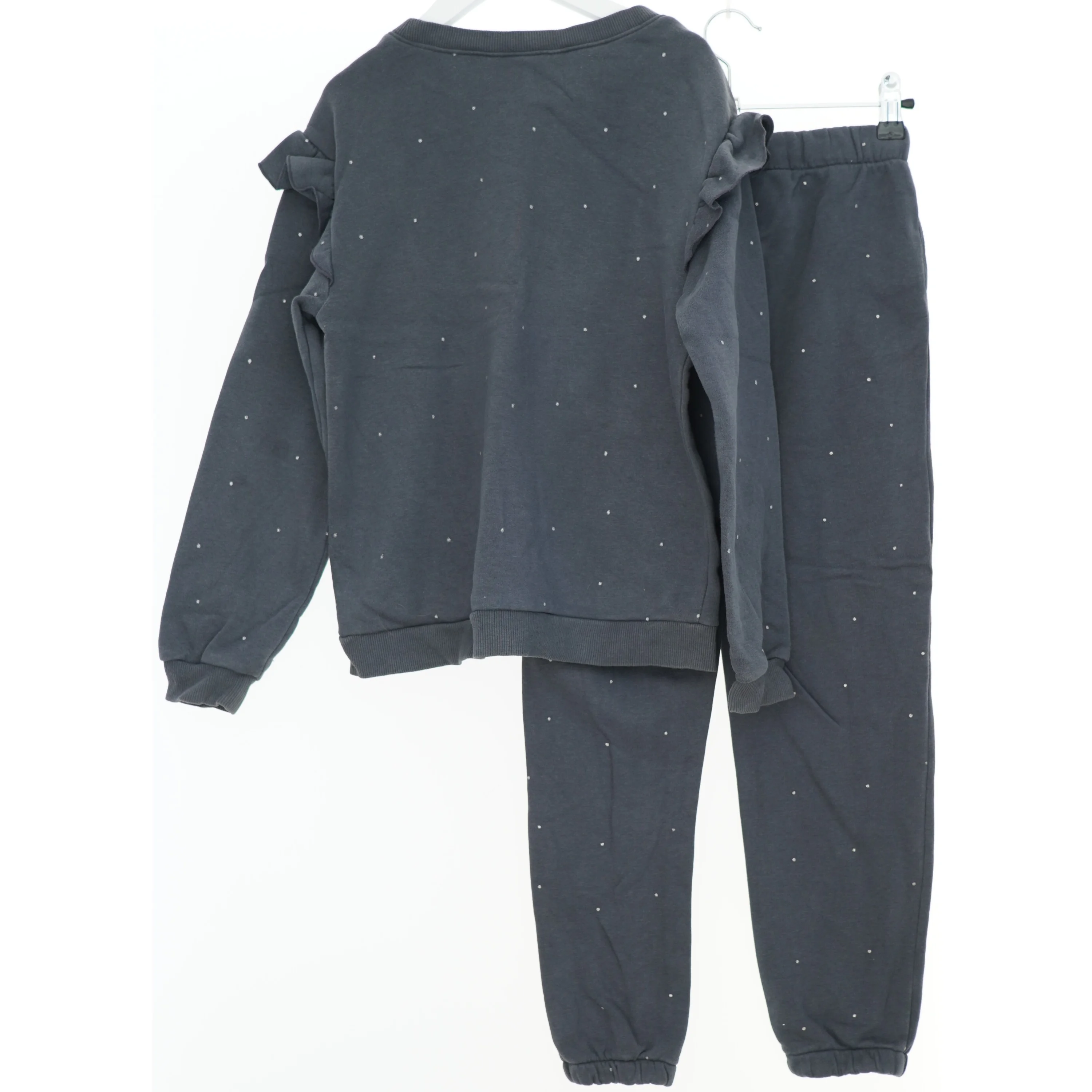 Grå sæt med sweater og bukser fra H&M (str. 134)