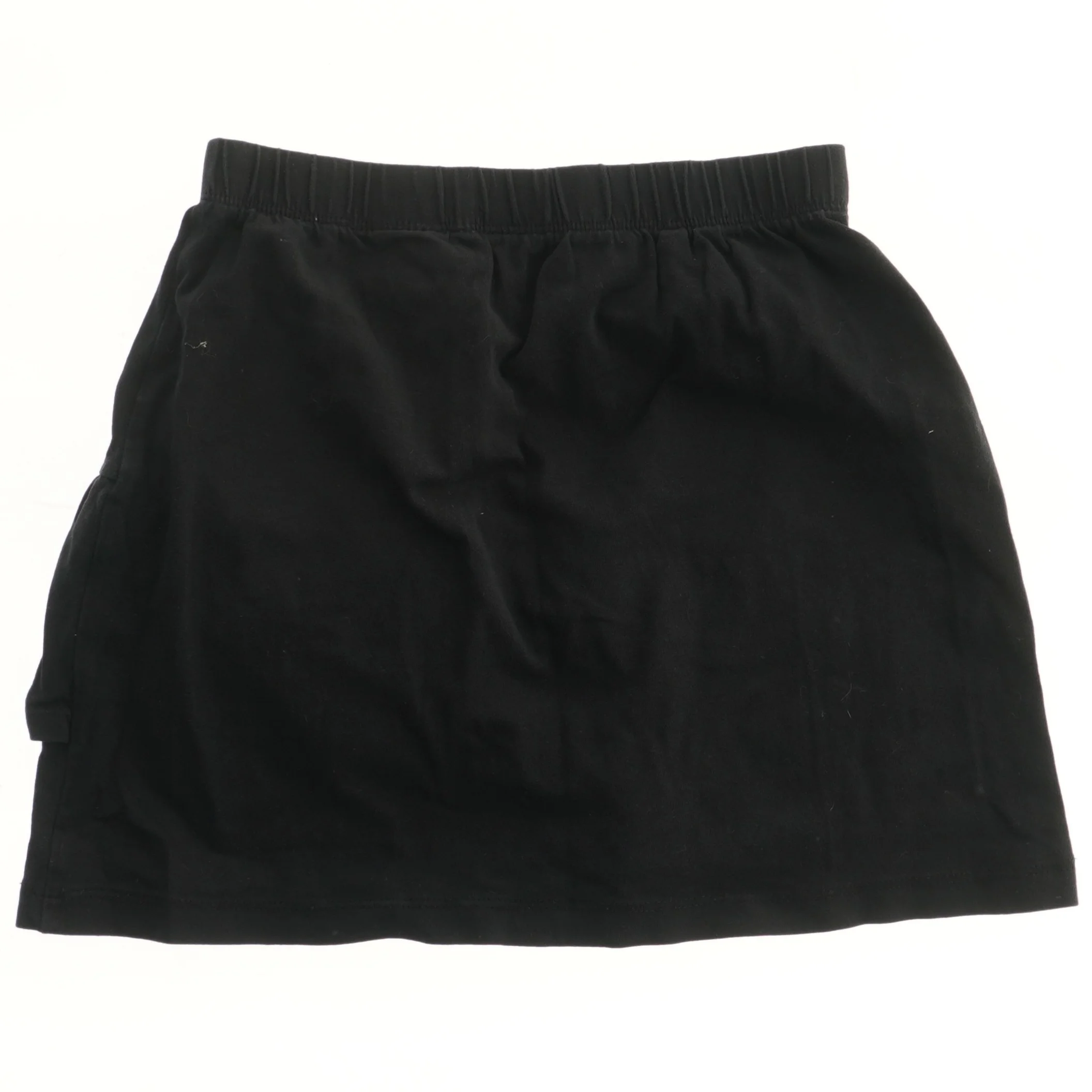 Sort nederdel med flæser fra VRS (str. 134)