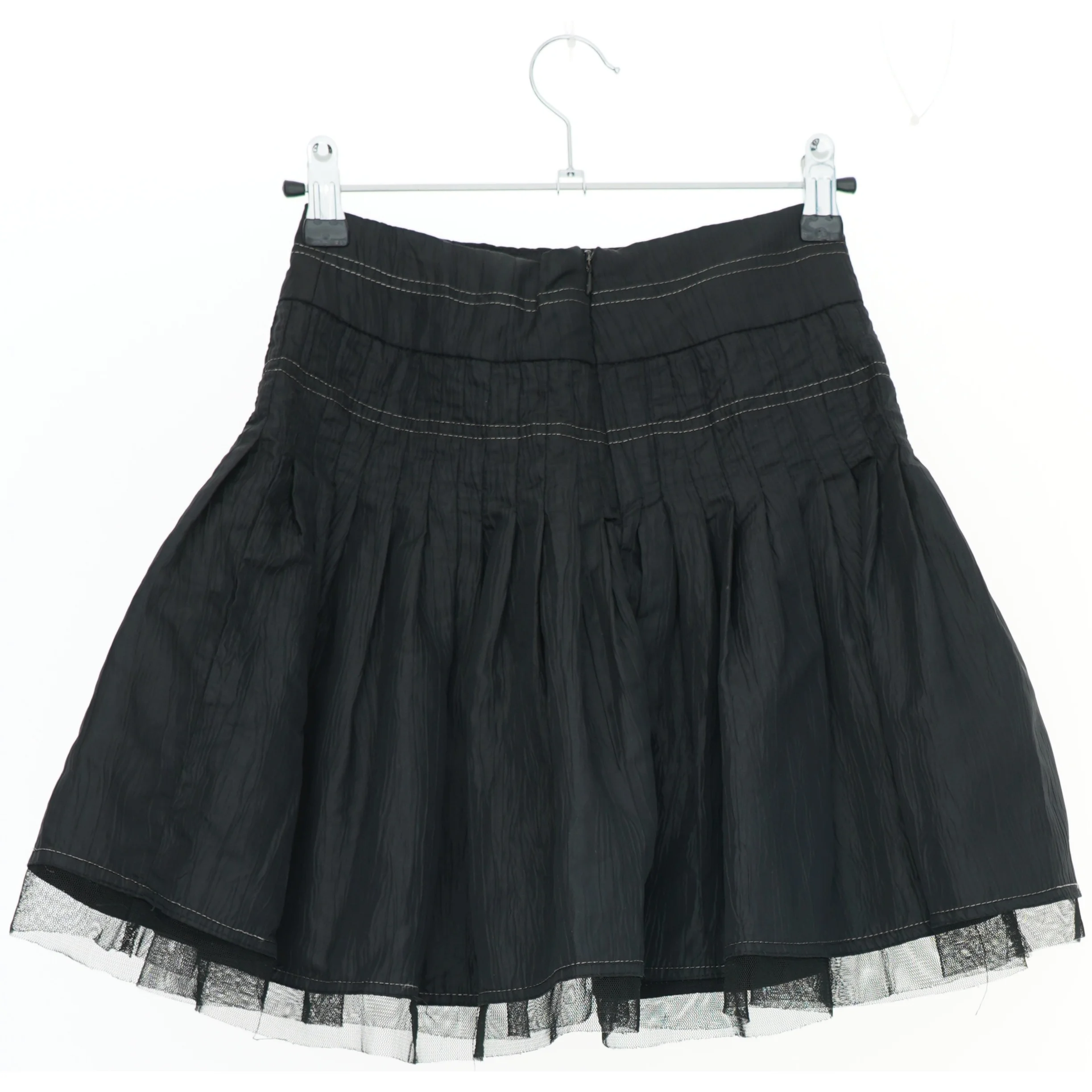 Sort nederdel med blomsterbroderi fra D-XEL (str. 128)