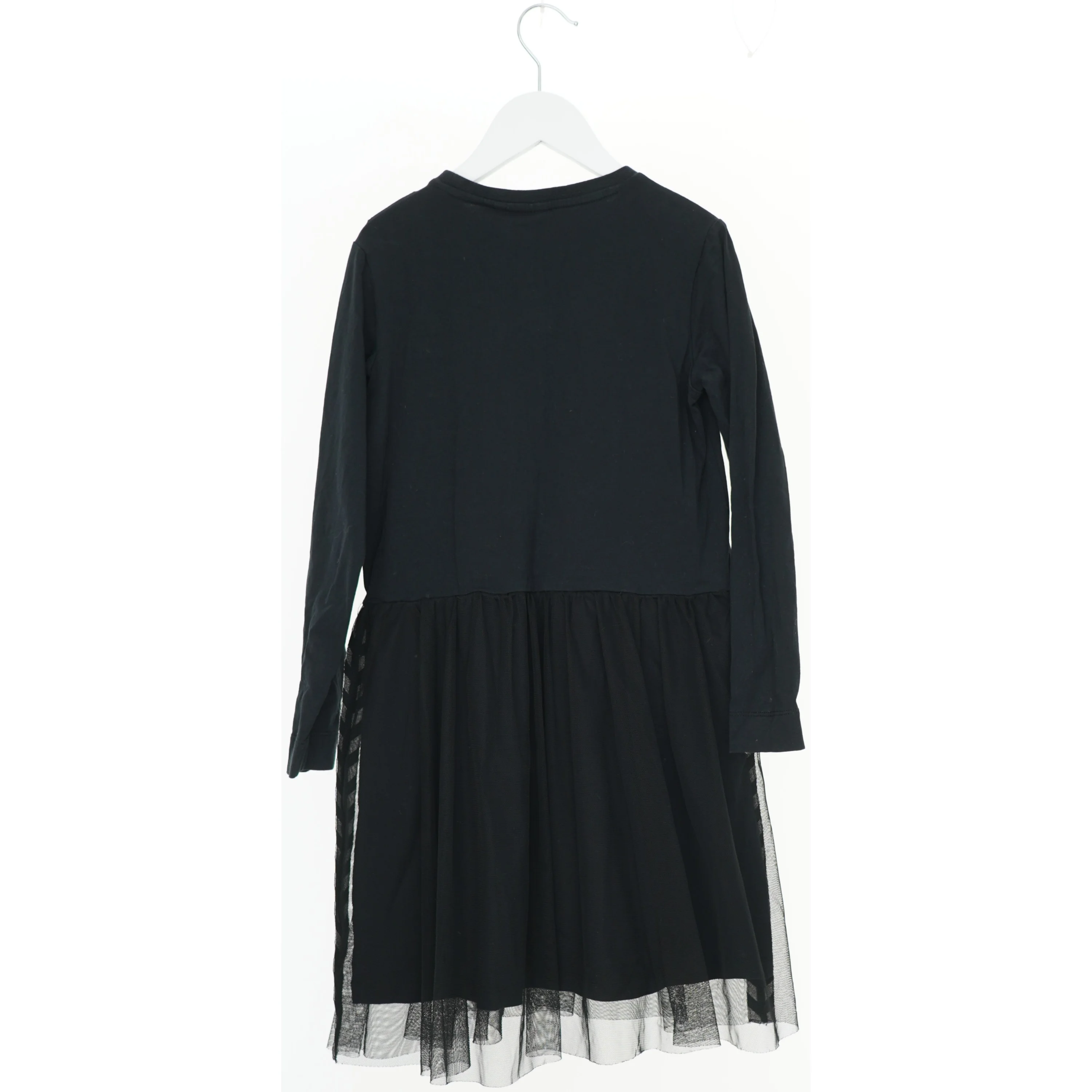 Langærmet sort kjole med tyl og mønstrede sider fra Hummel (str. 134)