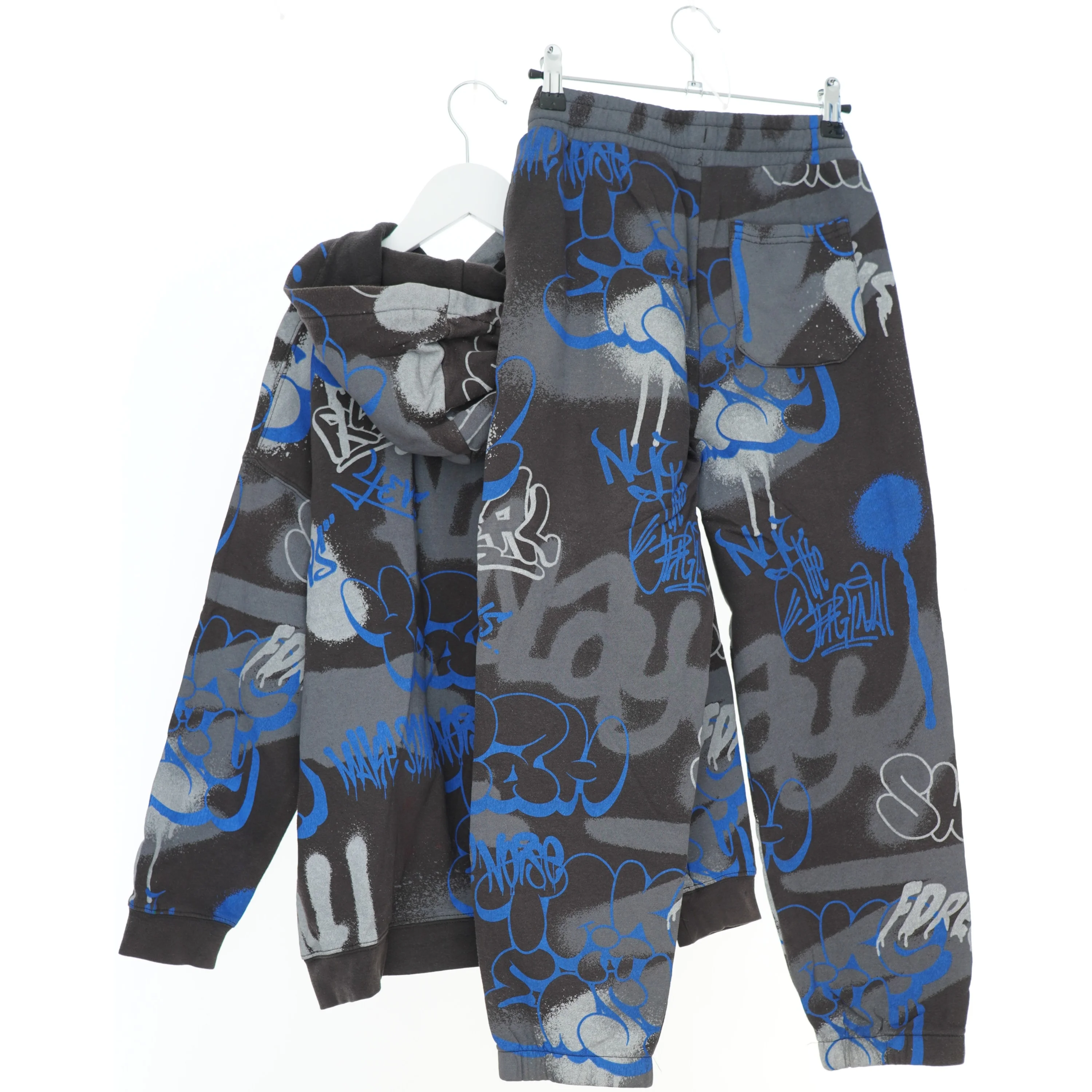 Graffiti-mønstret hættetrøje og bukser fra H&M (str. 134)