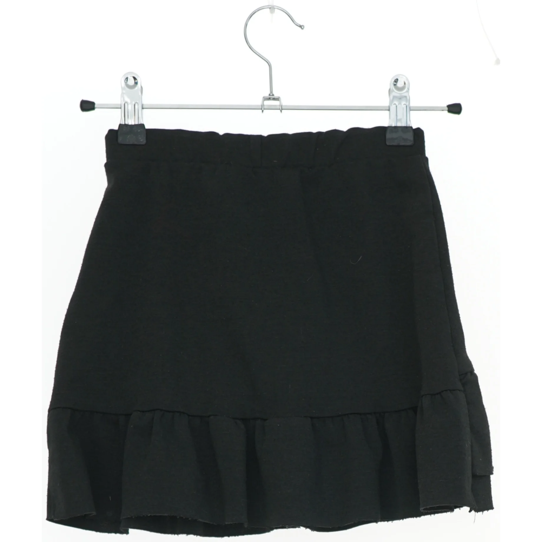 Sort nederdel med flæser fra Friends (str. 122)