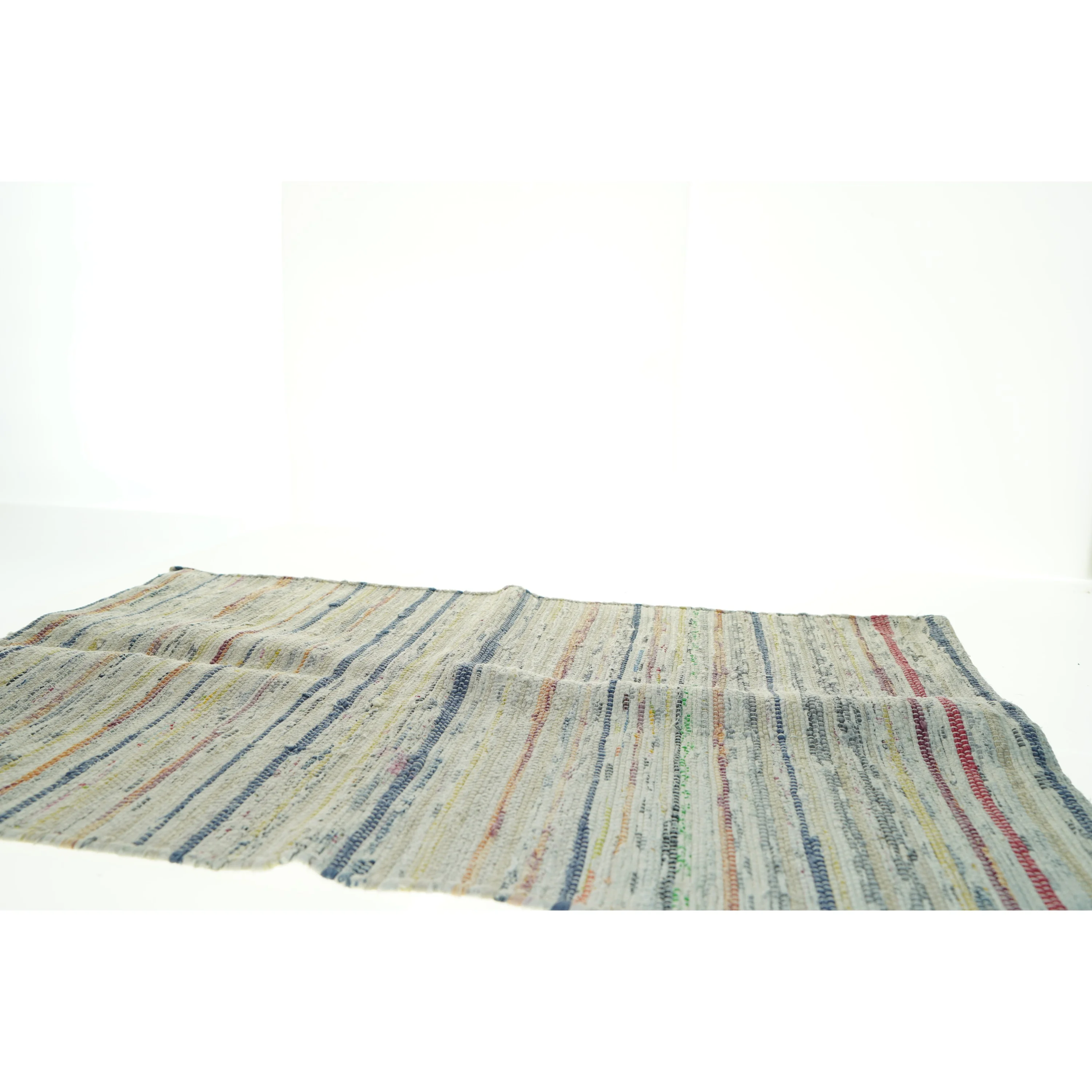 Multifarvet vævet tæppe (str. 90 x 55 cm)