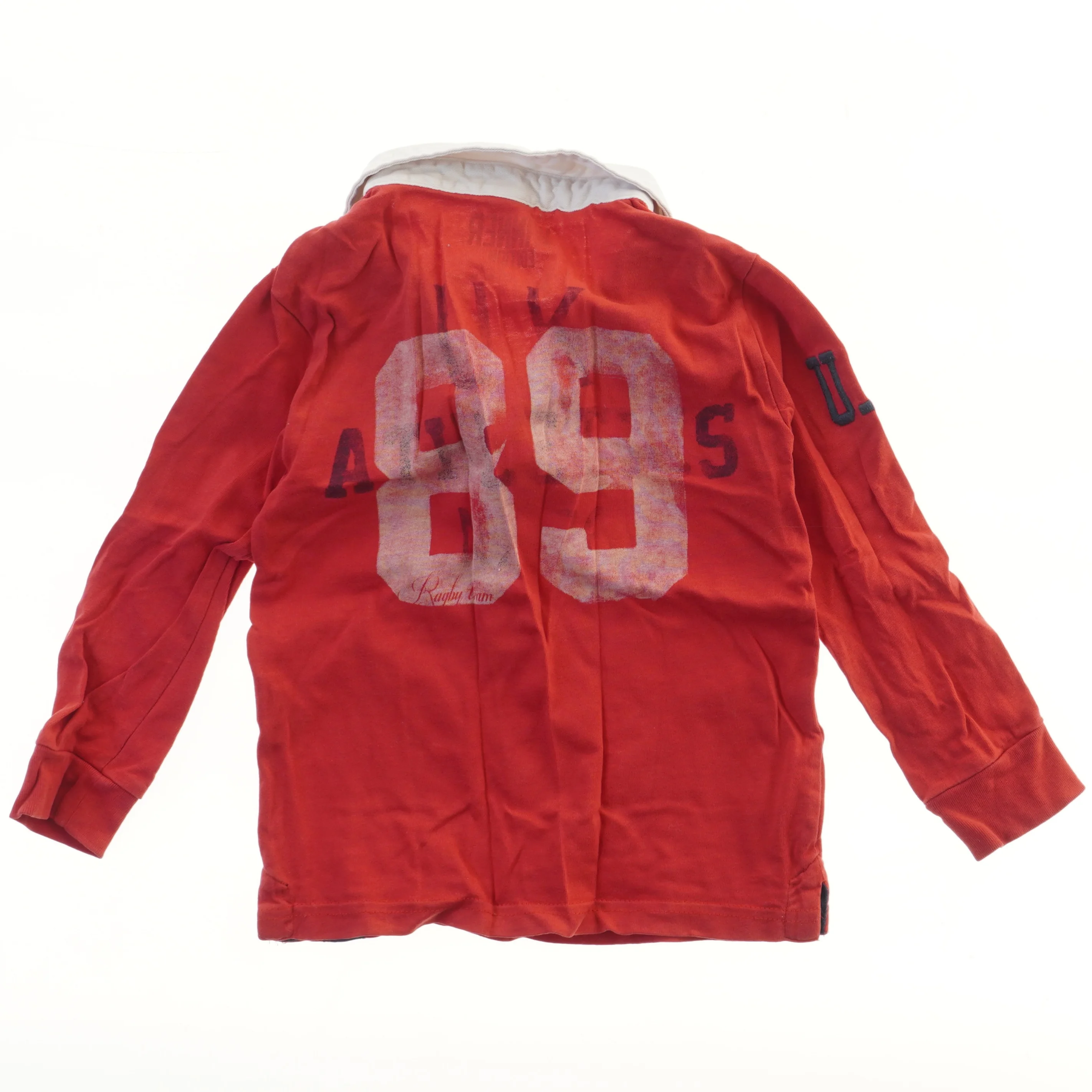 Langærmet polo-trøje med tryk fra Zara (str. 104)