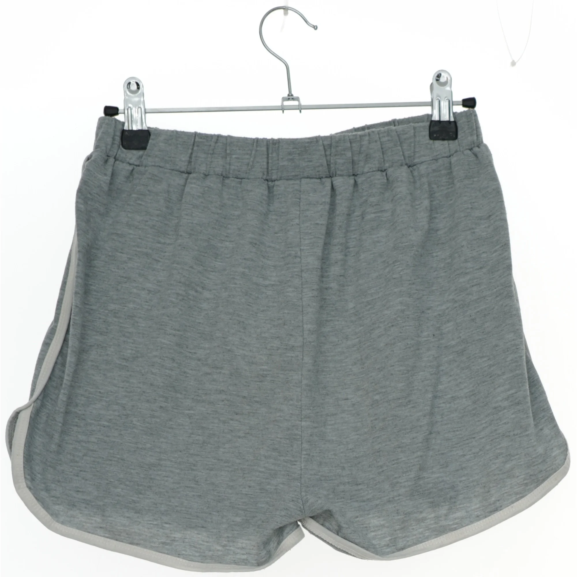 Grå shorts med teksten 'California USA' fra SHEIN  (str. 170)