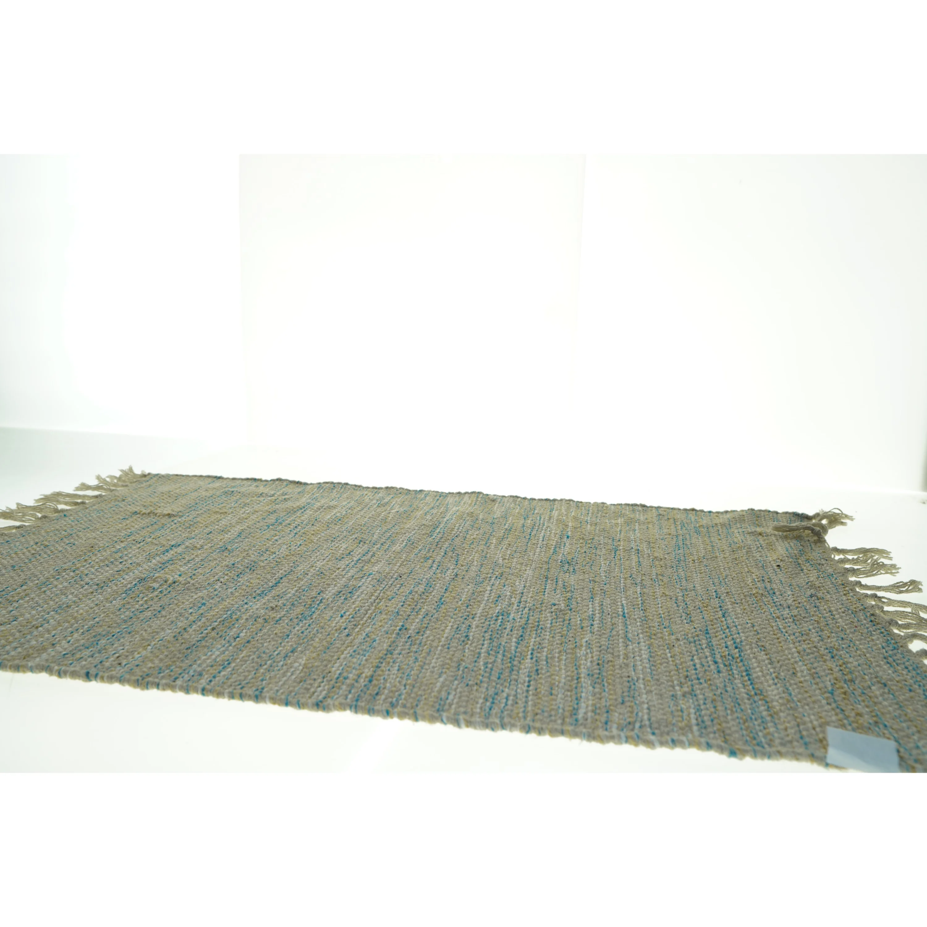 Vævet tæppe med frynser fra Mørke Gaard (str. 60 x. 100 cm)