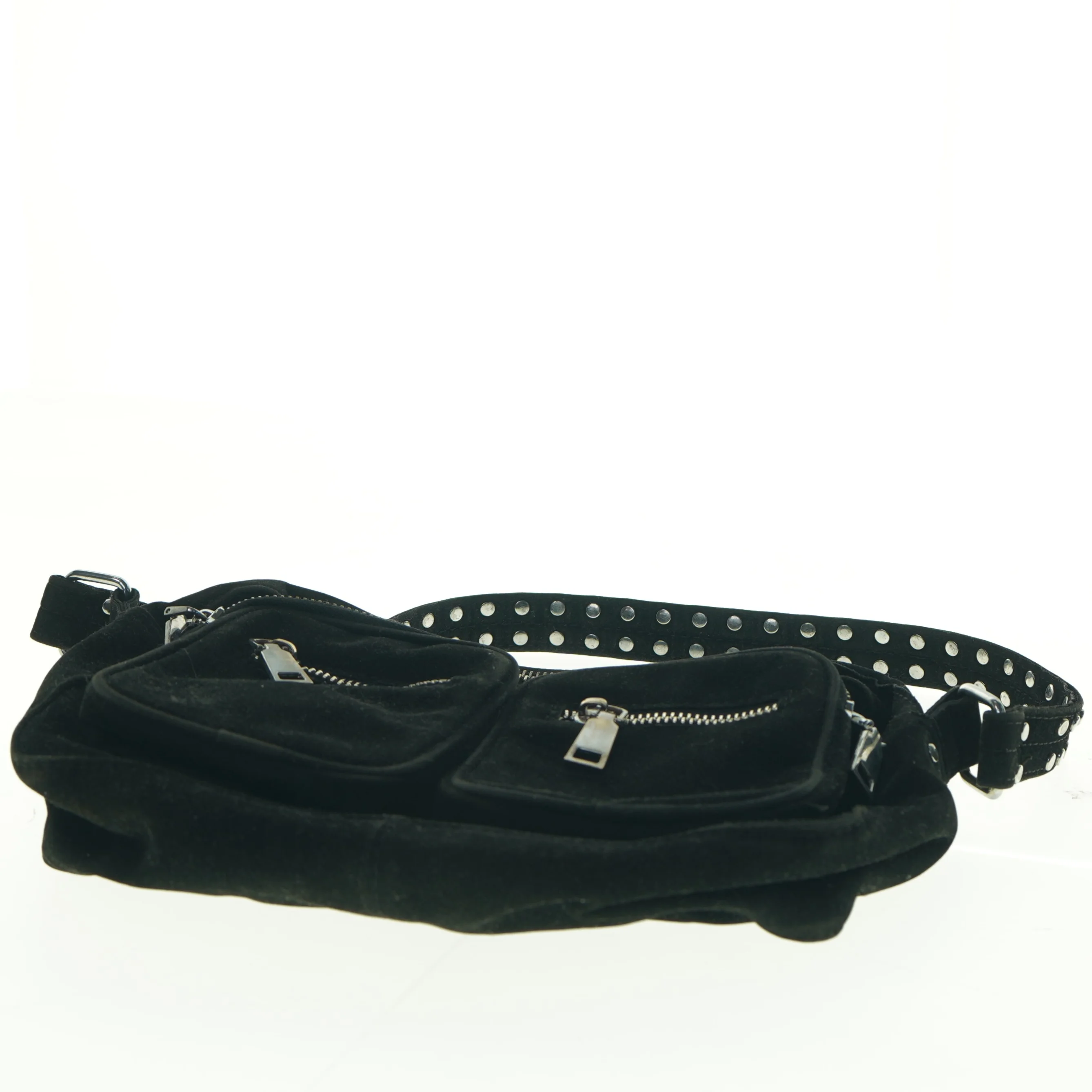 Sort bæltetaske med nitter fra Noella (str. 26 x 20 cm)