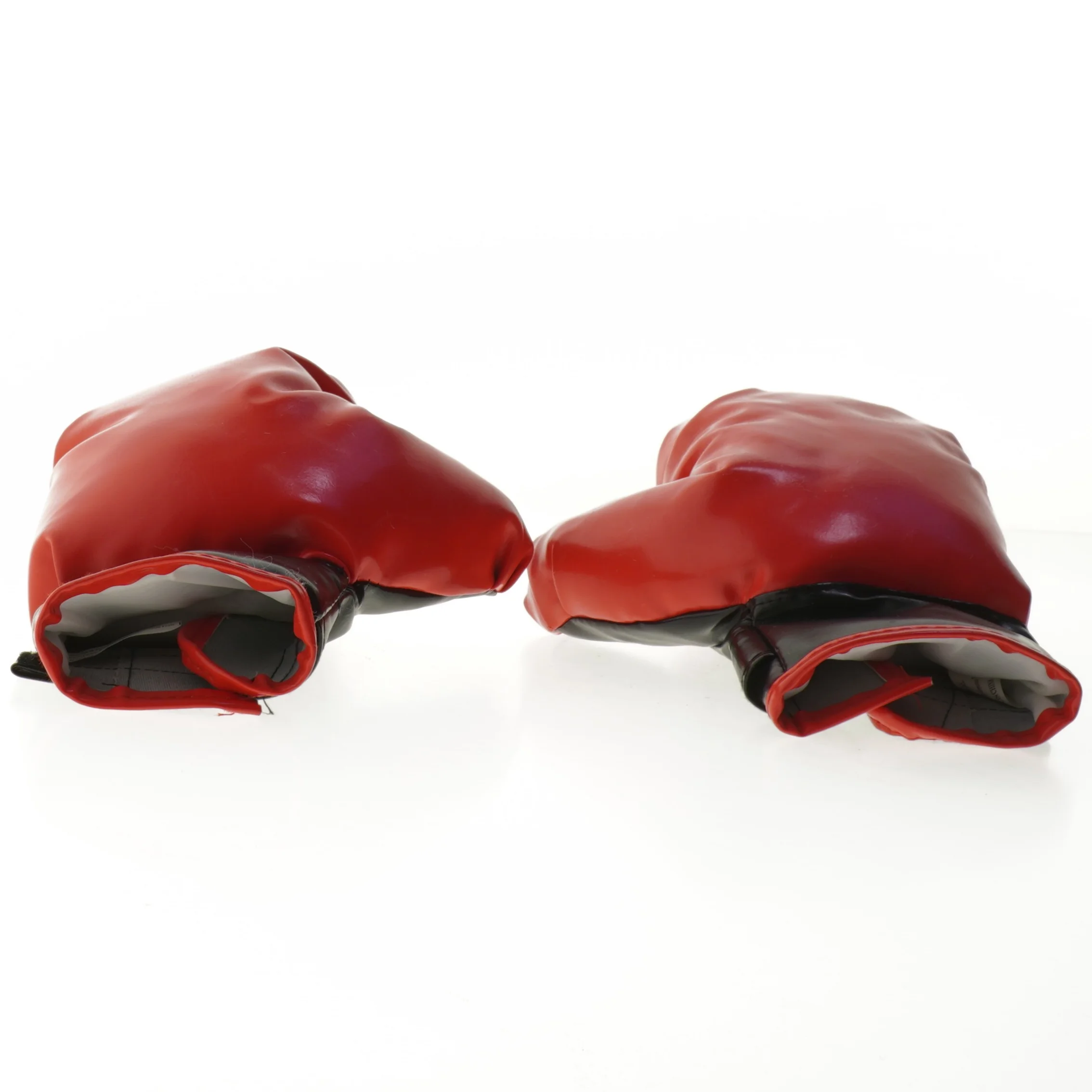 Røde og sorte boksehandsker (str. 24x16,5x6,5 cm)