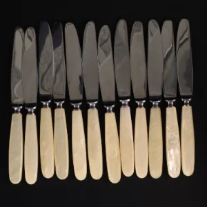 Bestikknive med perlemorshåndtag (str. 22 cm)