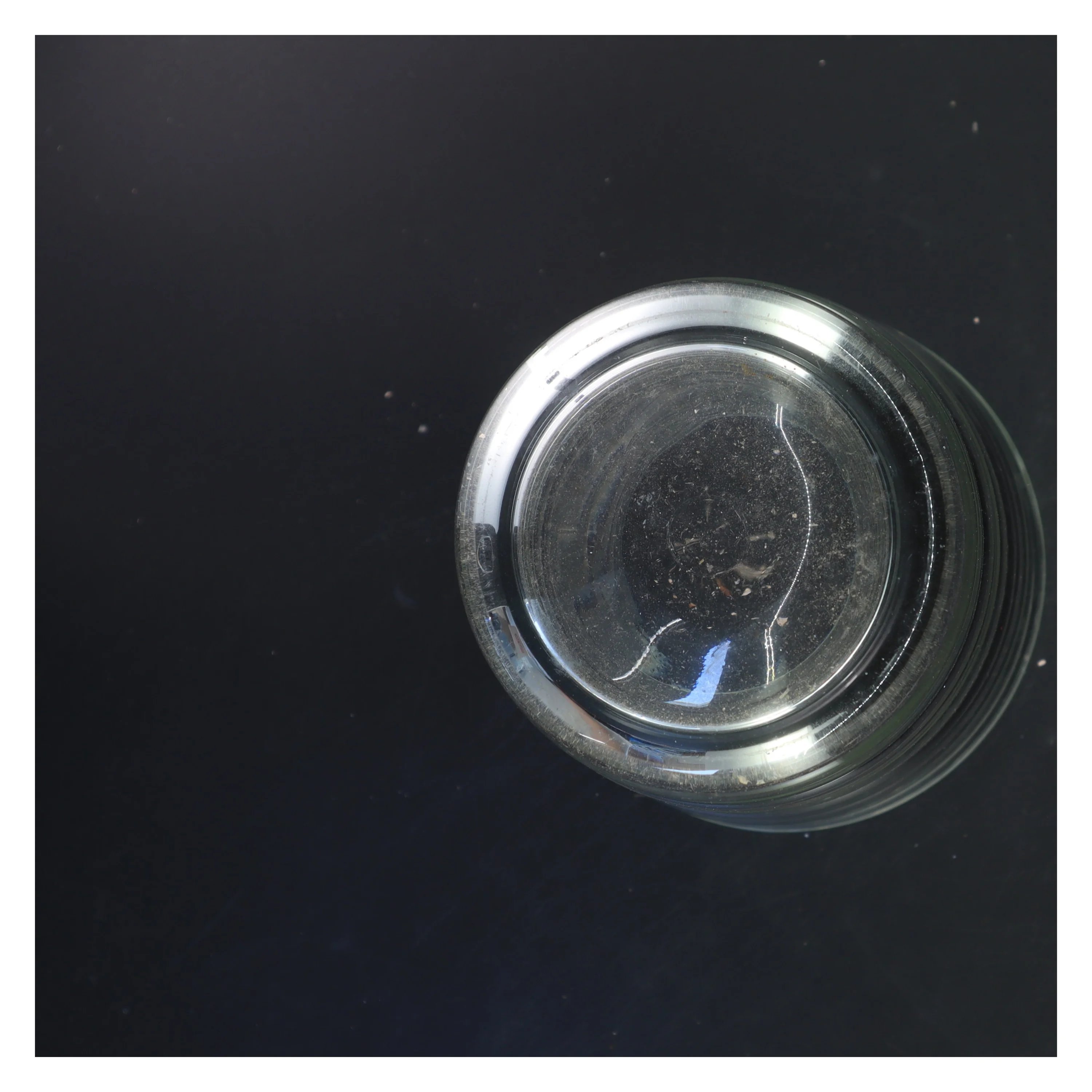 Glasvase med riflet design (str. 28x18 cm)