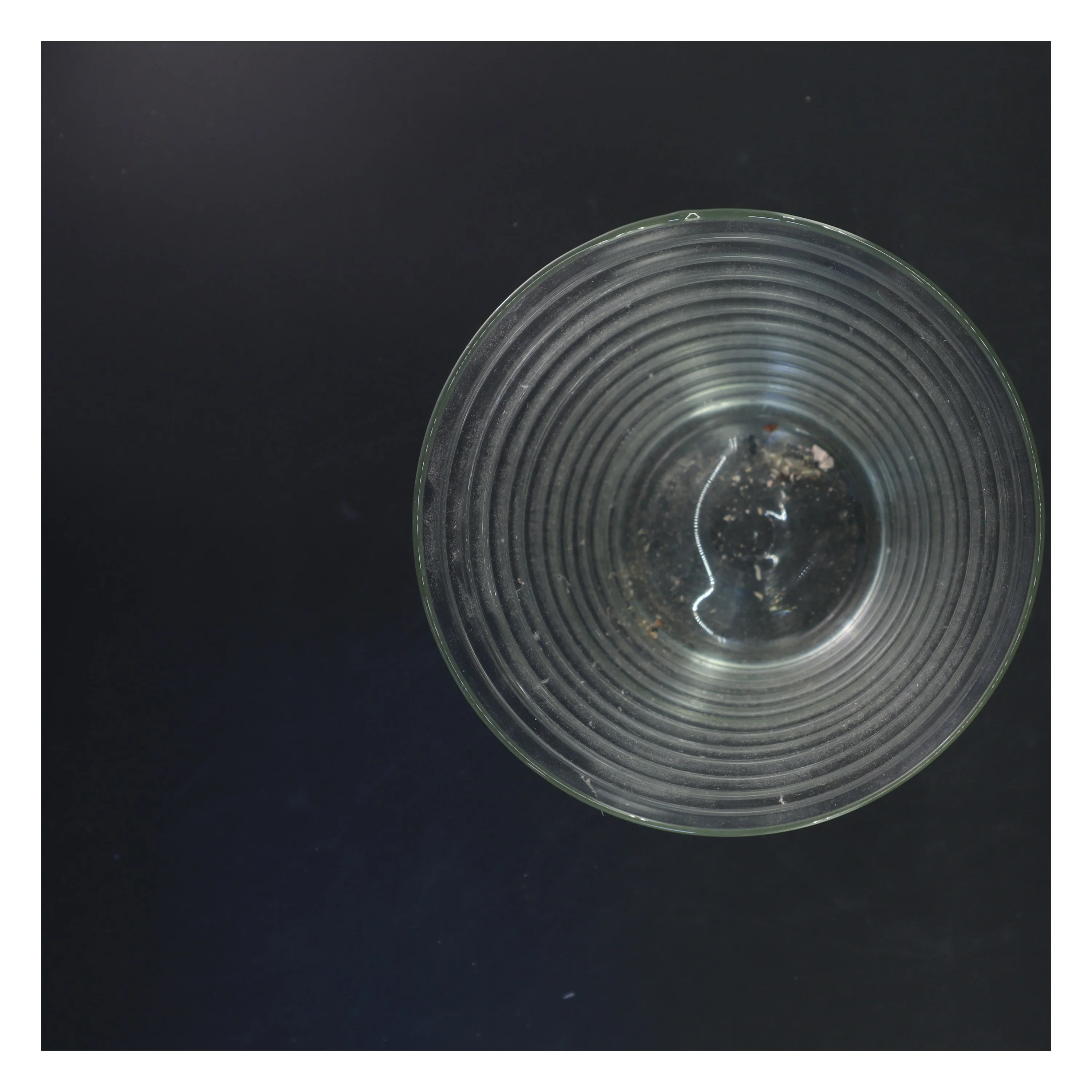 Glasvase med riflet design (str. 28x18 cm)