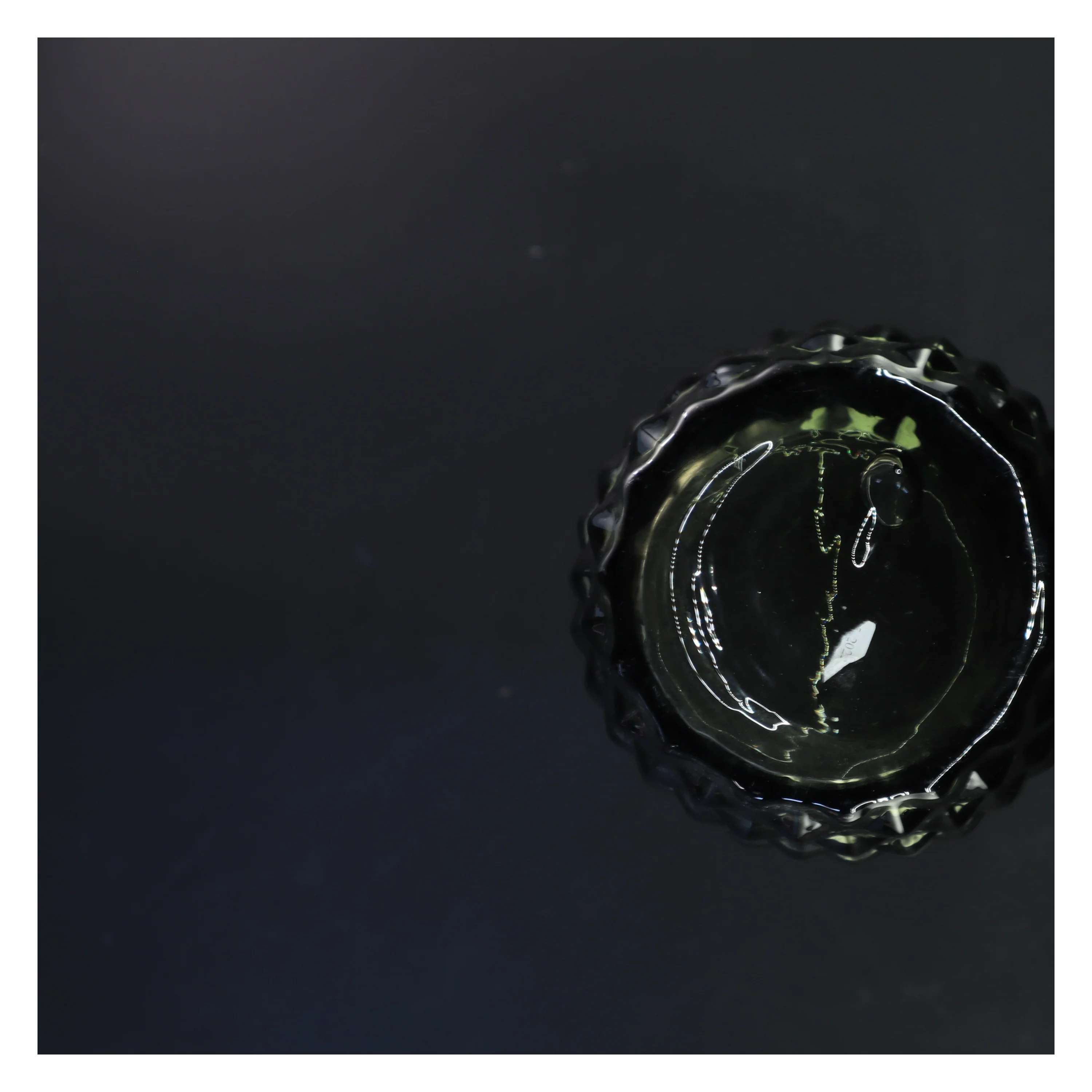 Glasvase med diamantmønster (str. 43x10 cm)