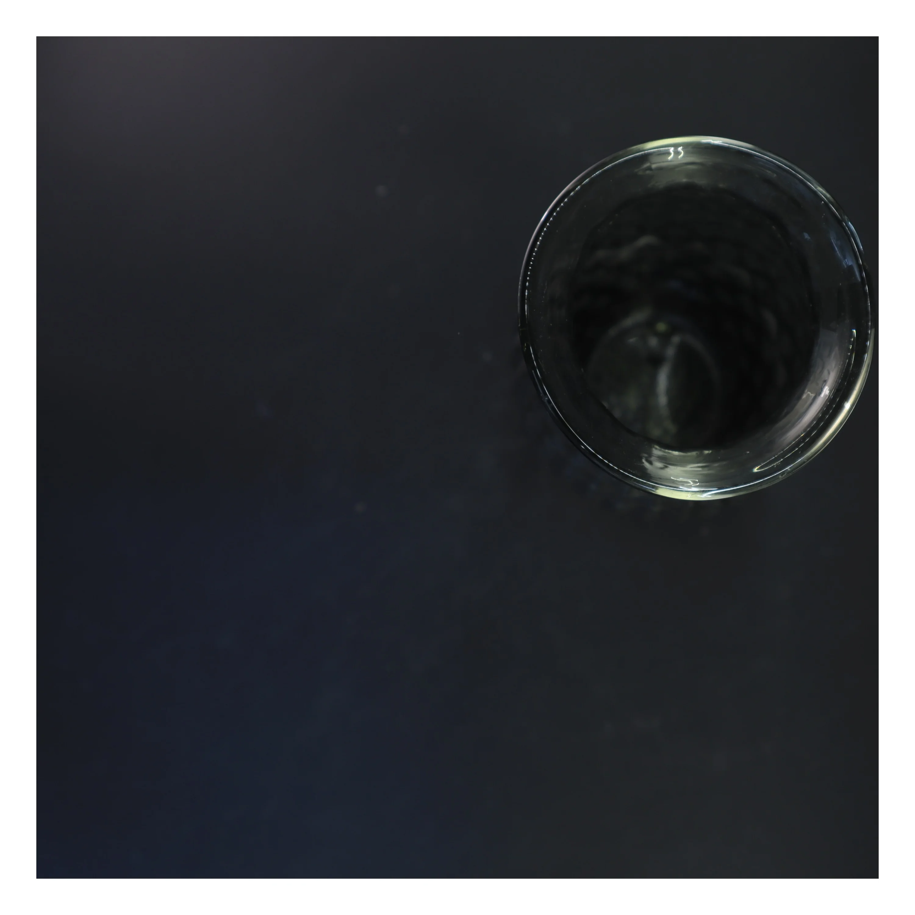 Glasvase med diamantmønster (str. 43x10 cm)