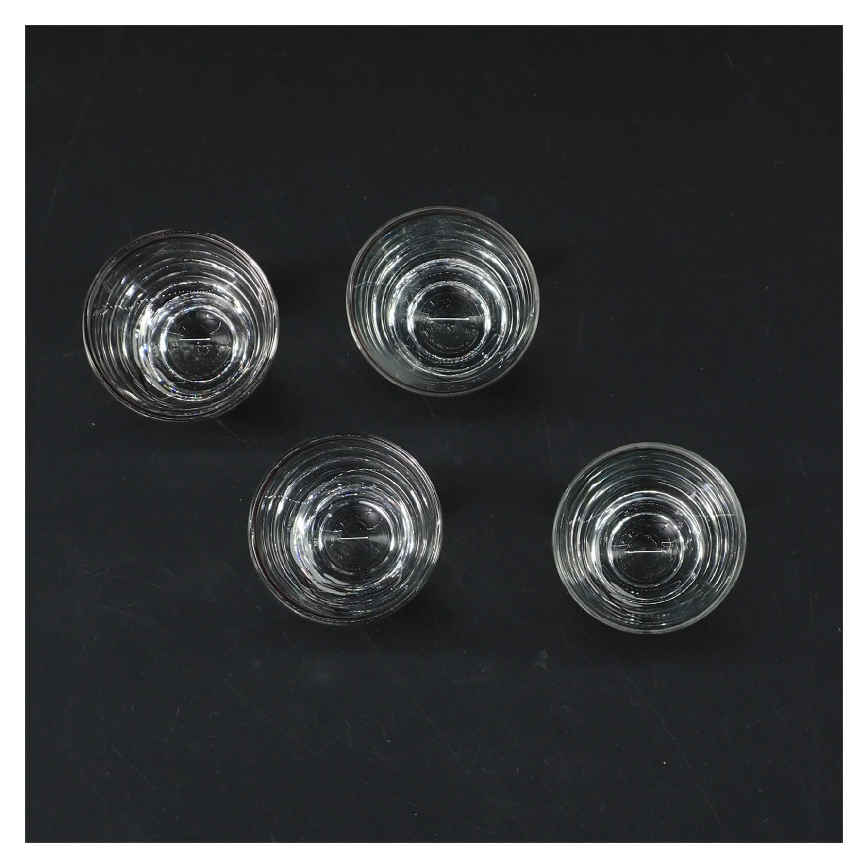 Sæt med 4 glas (str. 4 styk. ø. 4,5 cm. længde, 6 cm)