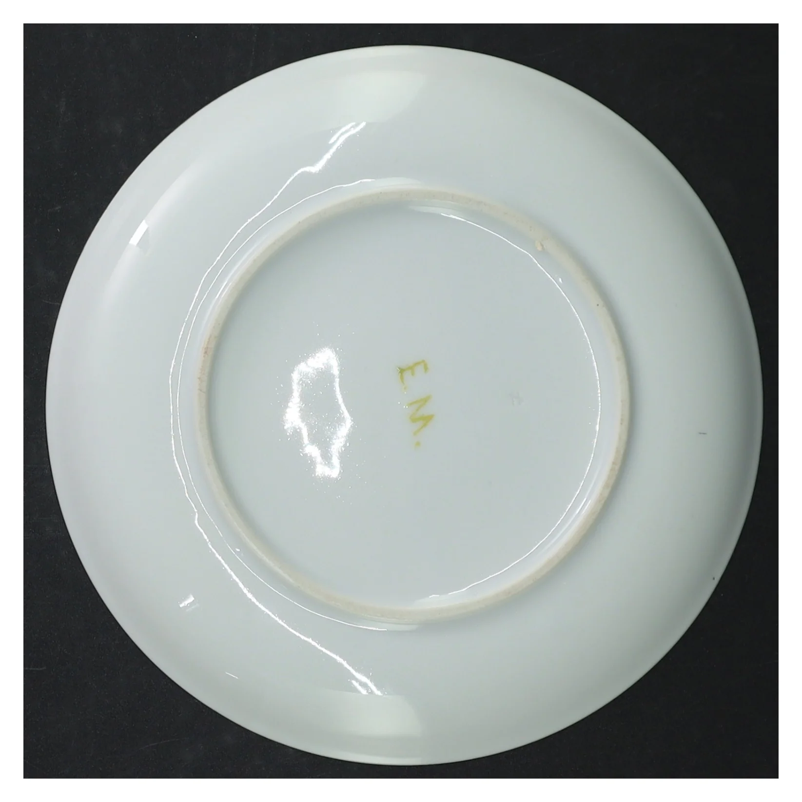 Dekorativ porcelænstallerken med fuglemotiv fra E. M. (str. Ø. 17 cm)