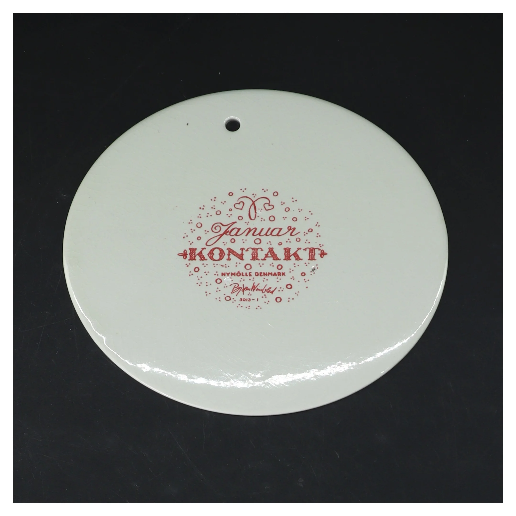 Dekorativt keramisk vægophæng fra Nymølle (str. Ø 15,5 cm)