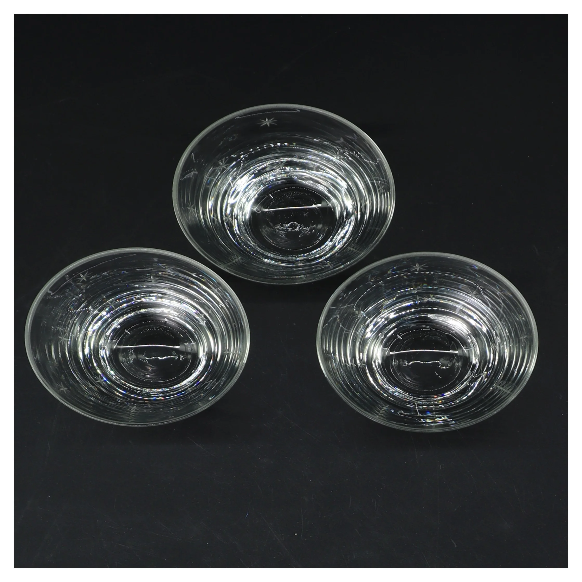 Tre glas med stjernemønster (str. 3 styk. ø. 7,5 cm. længde, 6,5 cm)